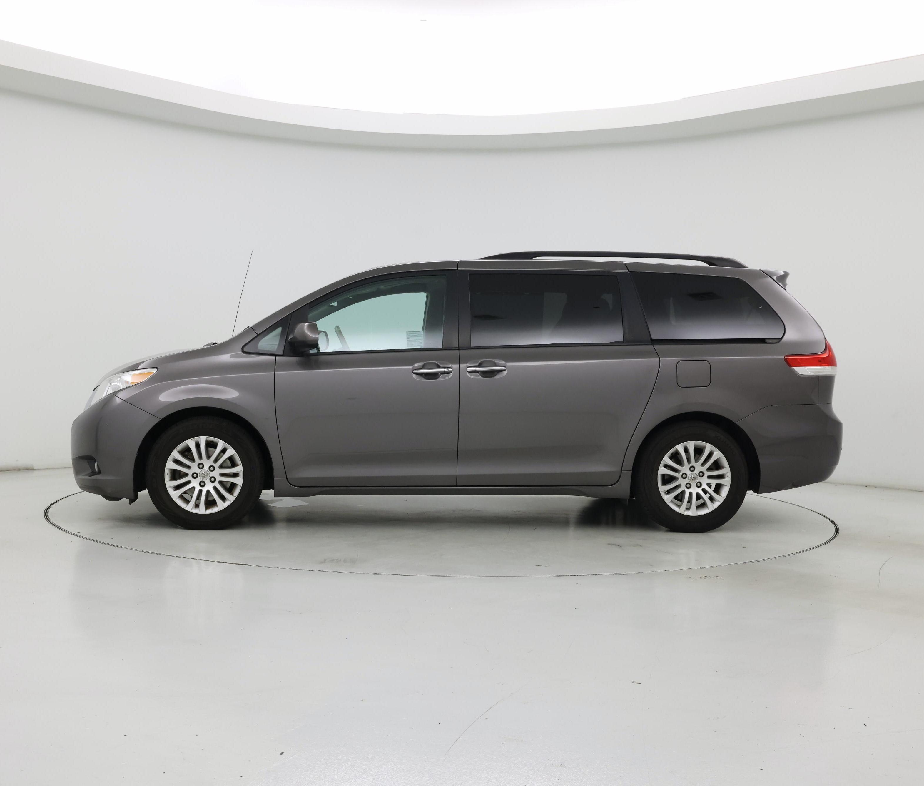 Thumbnail: 2014 Toyota Sienna - 3