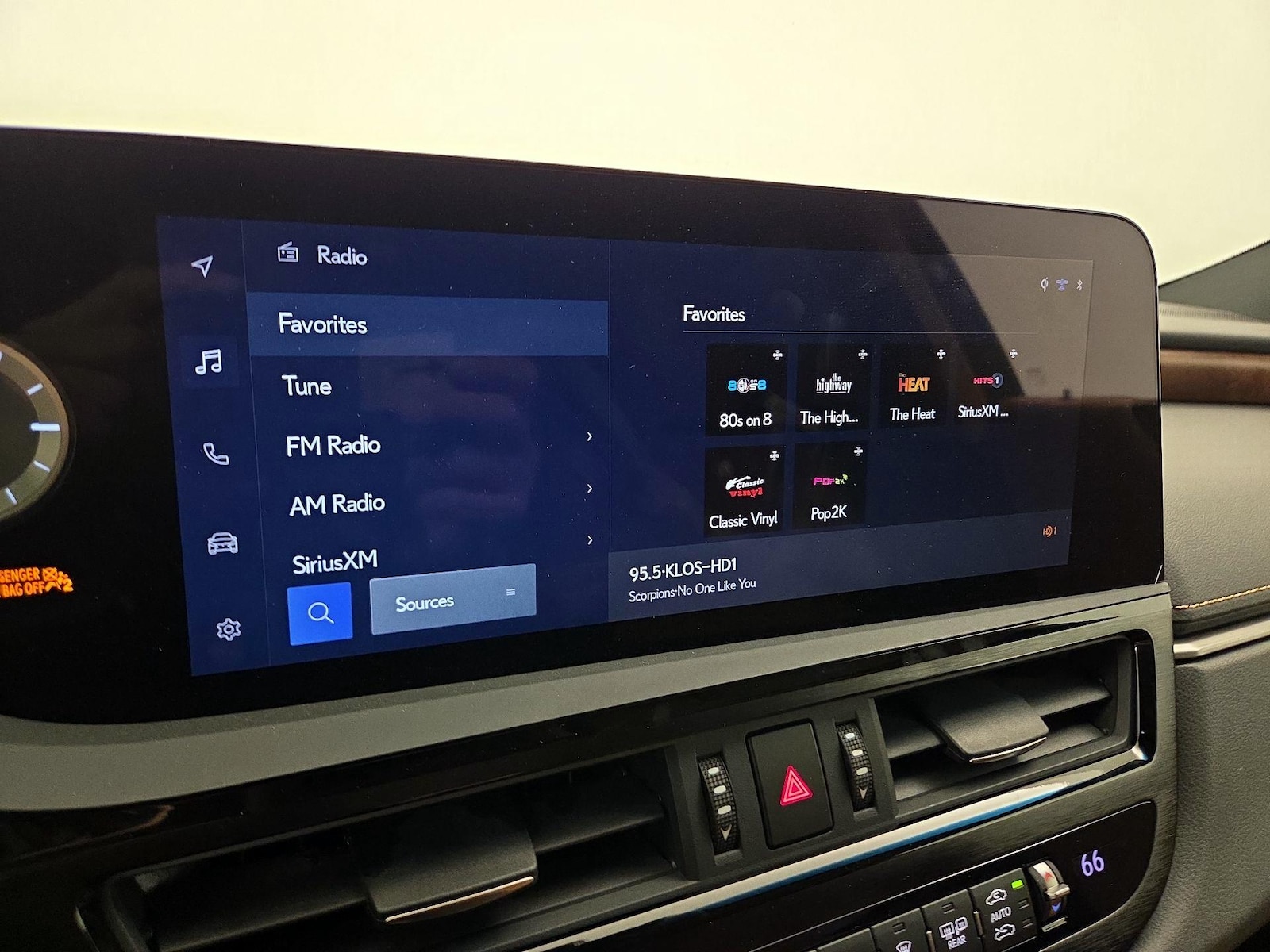 2024 Lexus ES Hybrid 300h - Photo 17