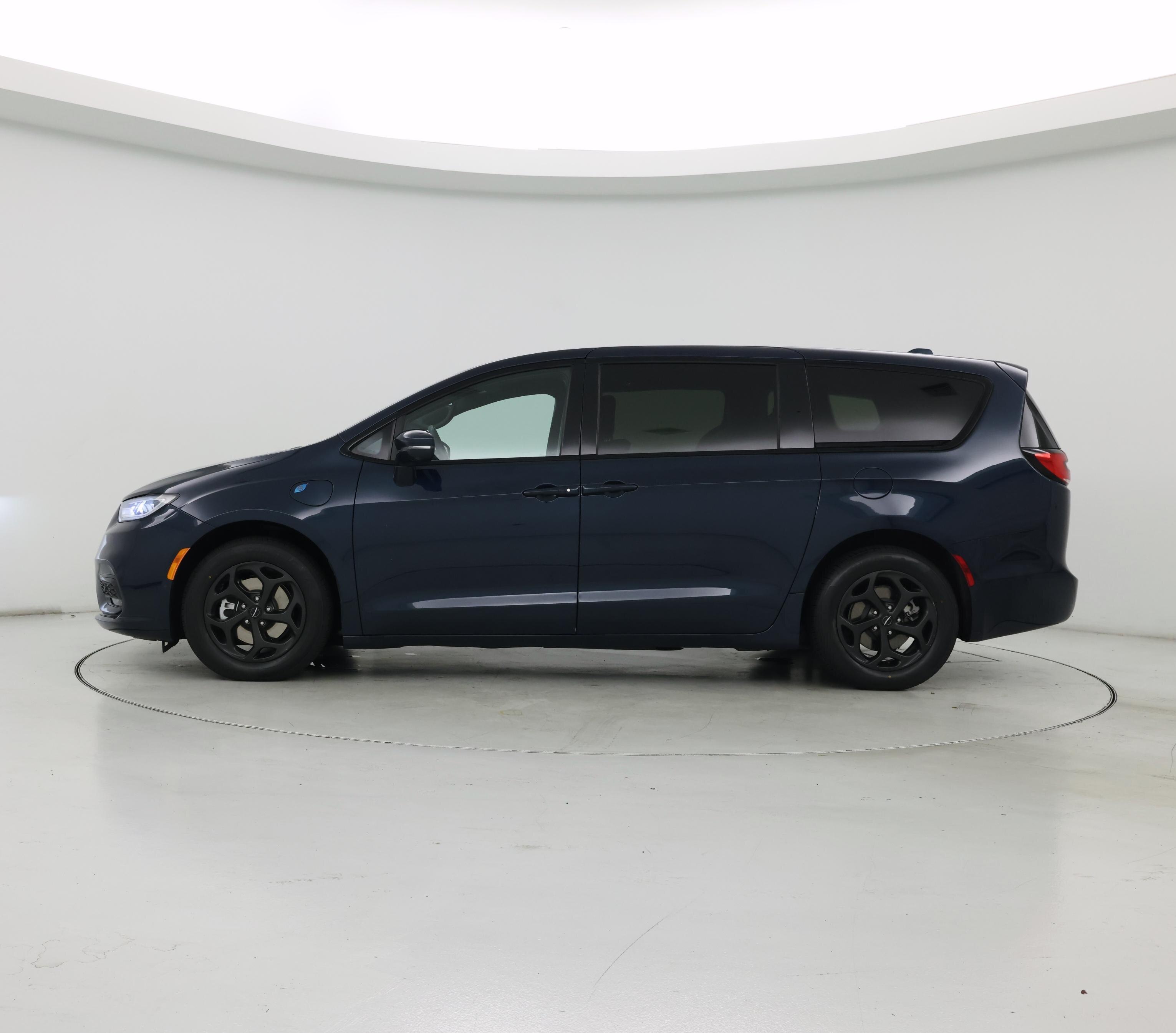 Thumbnail: 2022 Chrysler Pacifica - 3