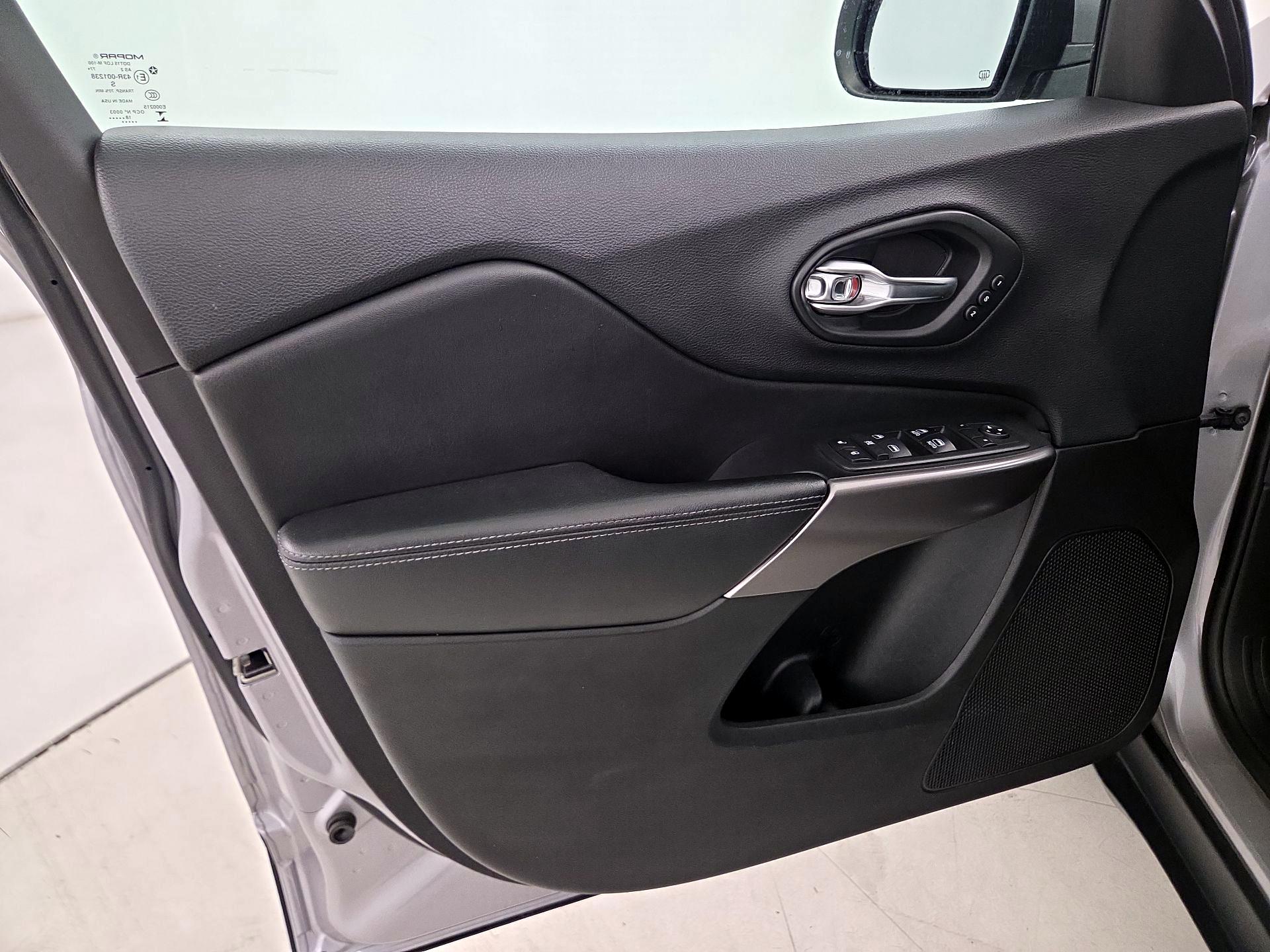 Thumbnail: 2019 Jeep Cherokee - 12