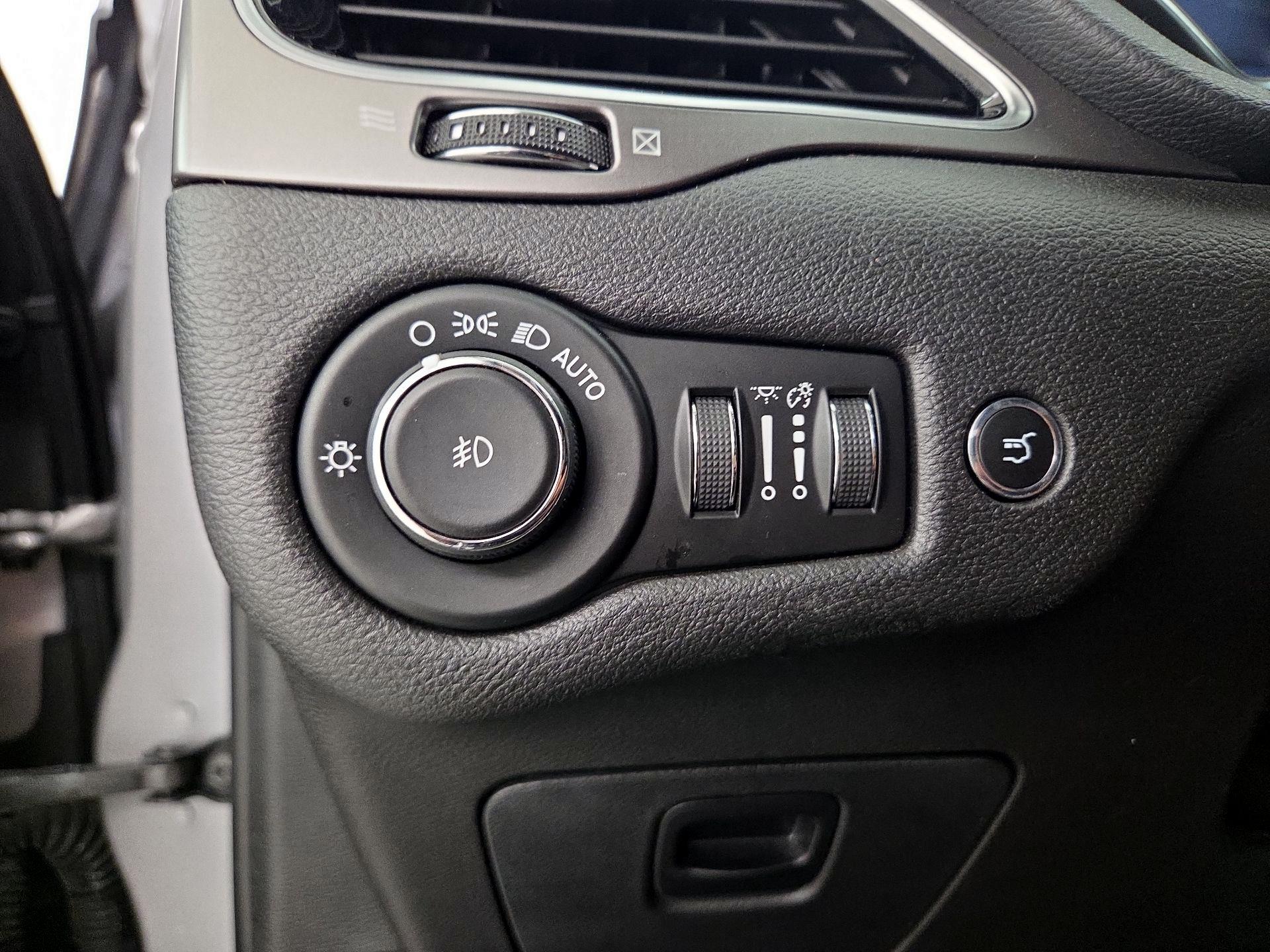Thumbnail: 2019 Jeep Cherokee - 13