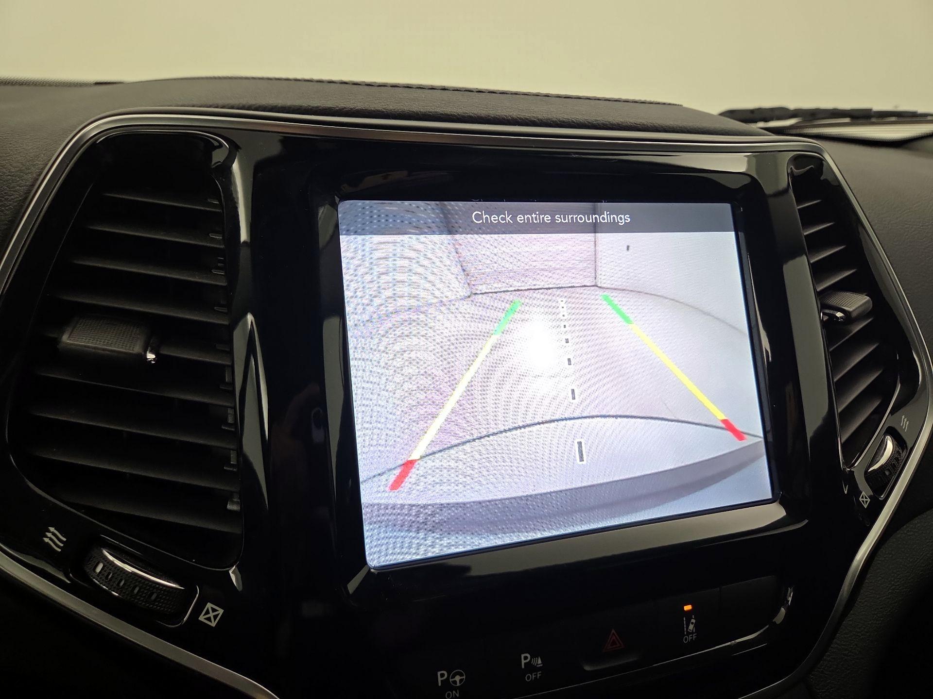 Thumbnail: 2019 Jeep Cherokee - 14