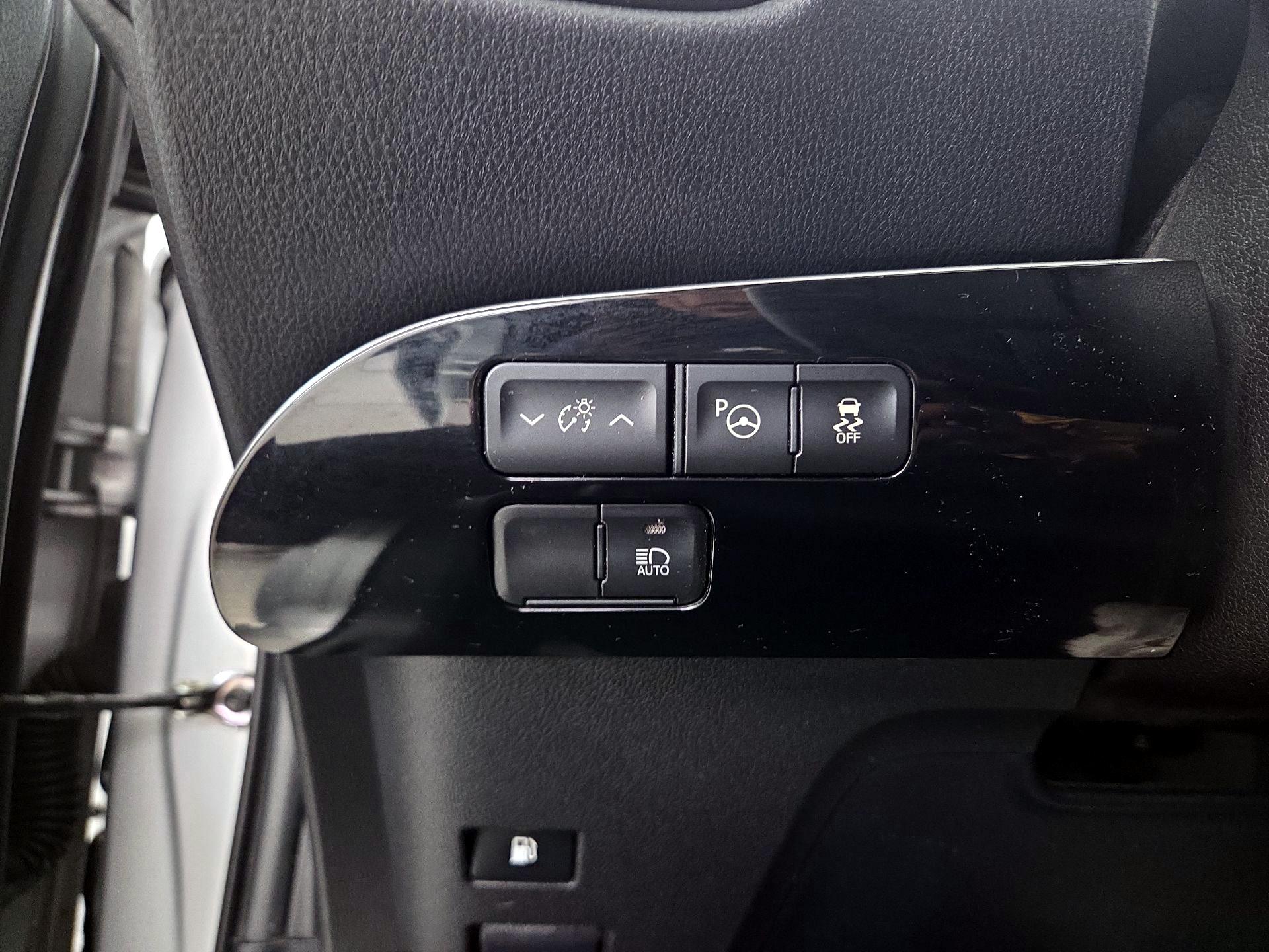 Thumbnail: 2021 Toyota Prius - 13