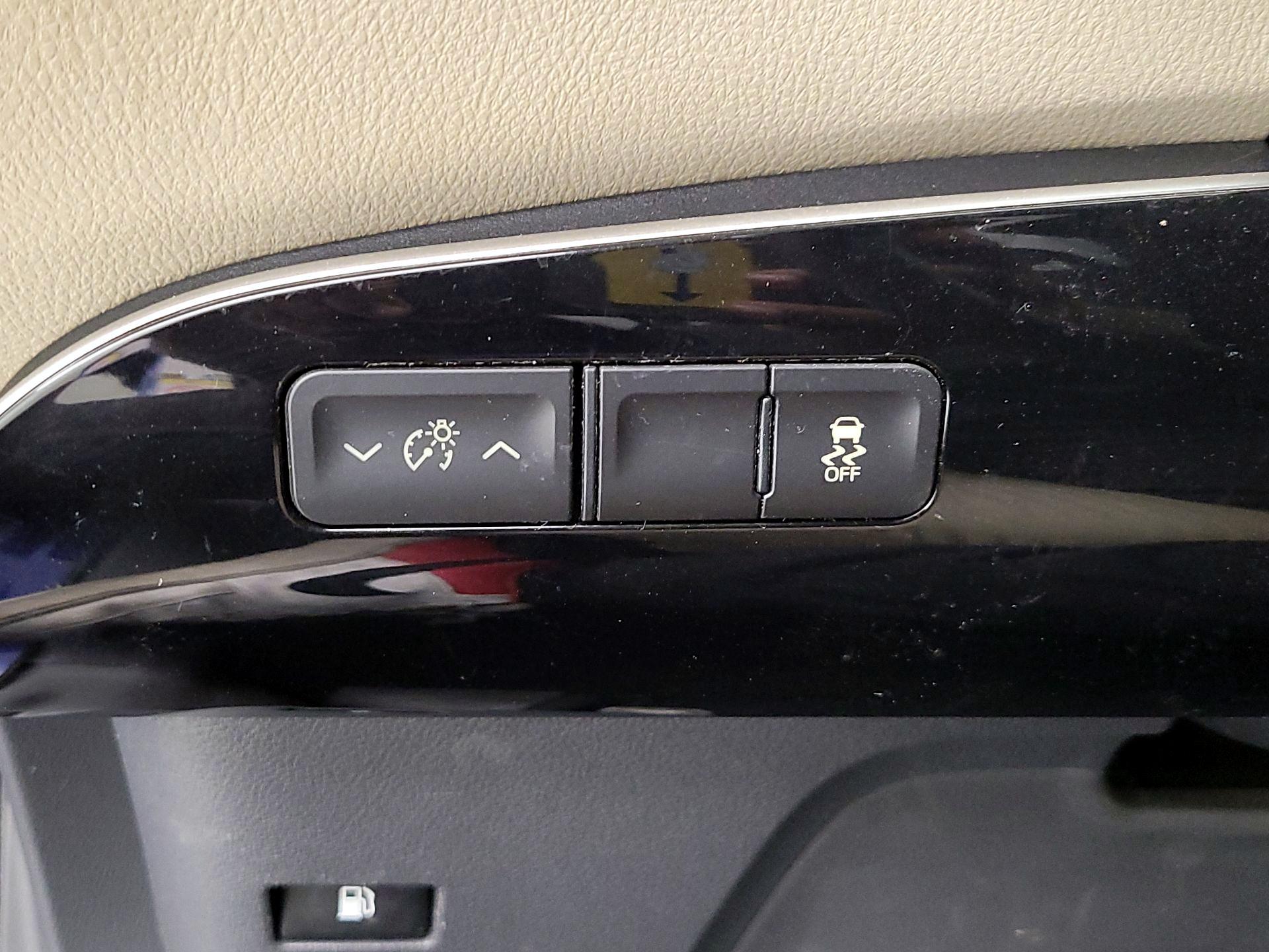 Thumbnail: 2016 Toyota Prius - 13