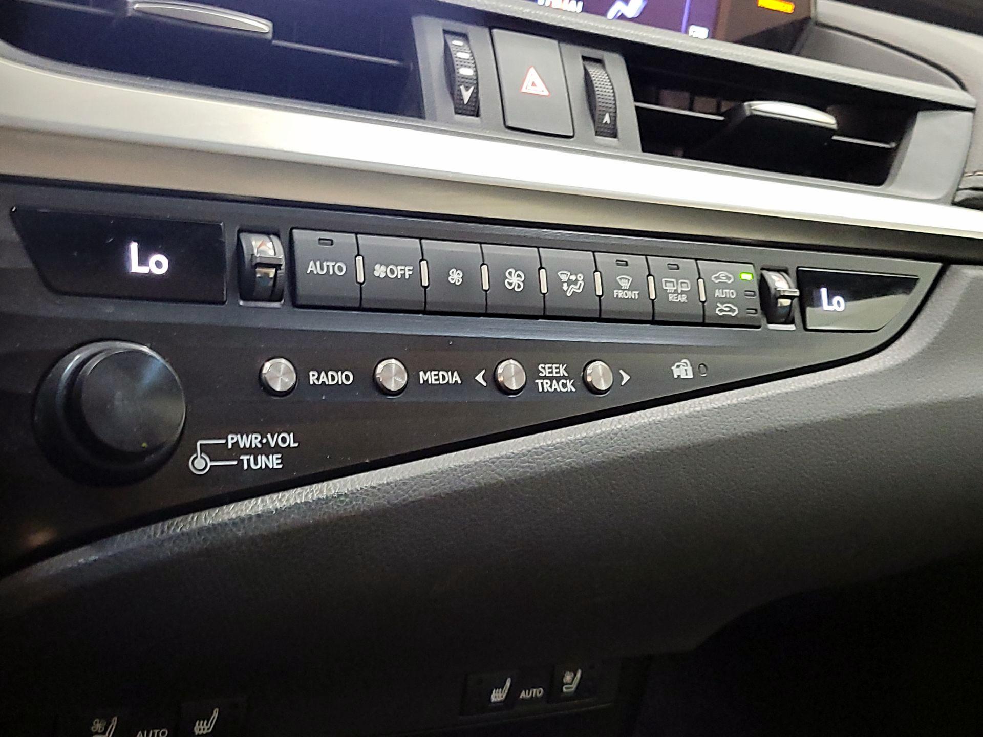 Thumbnail: 2019 Lexus ES - 17