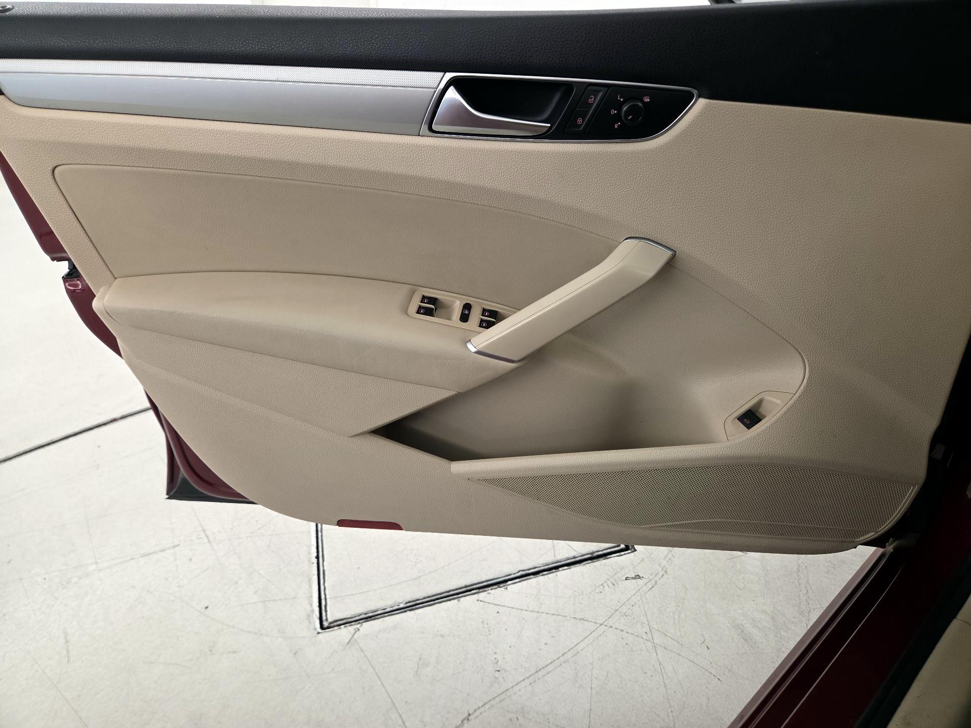 Thumbnail: 2019 Volkswagen Passat - 12