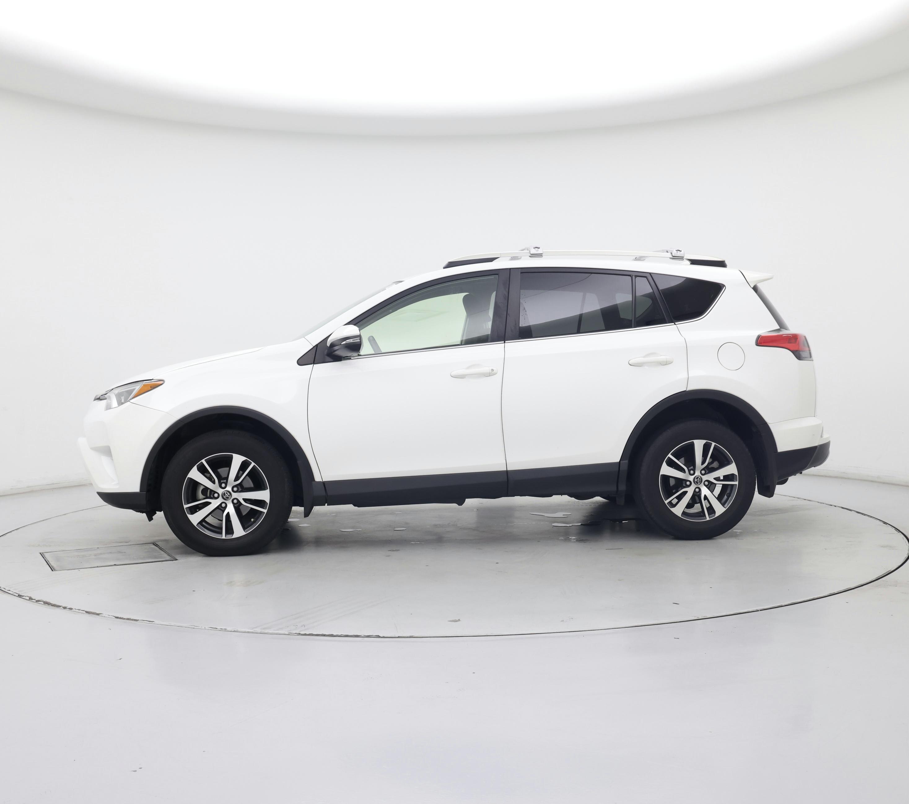 Thumbnail: 2018 Toyota RAV4 - 3
