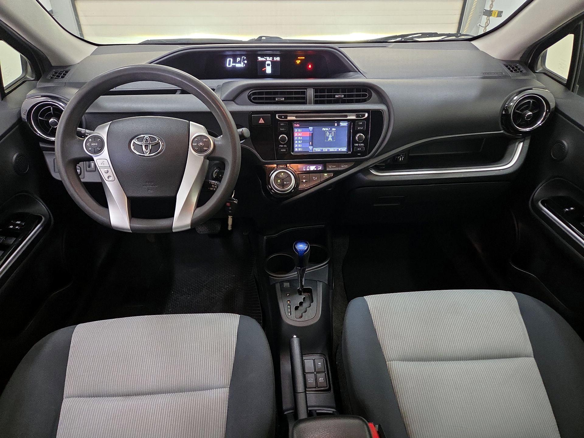 Thumbnail: 2015 Toyota Prius c - 9