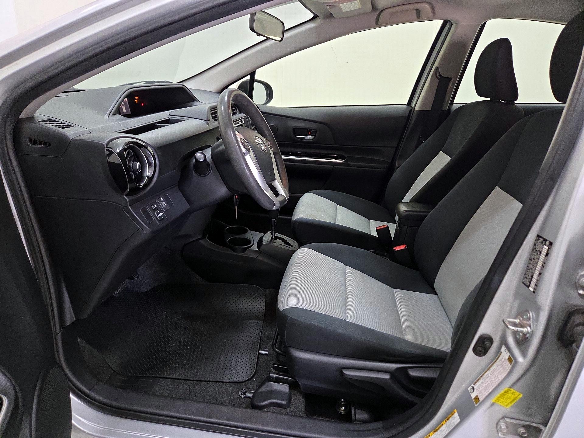 Thumbnail: 2015 Toyota Prius c - 11