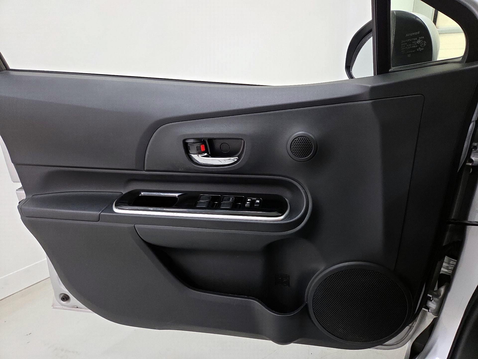 Thumbnail: 2015 Toyota Prius c - 12