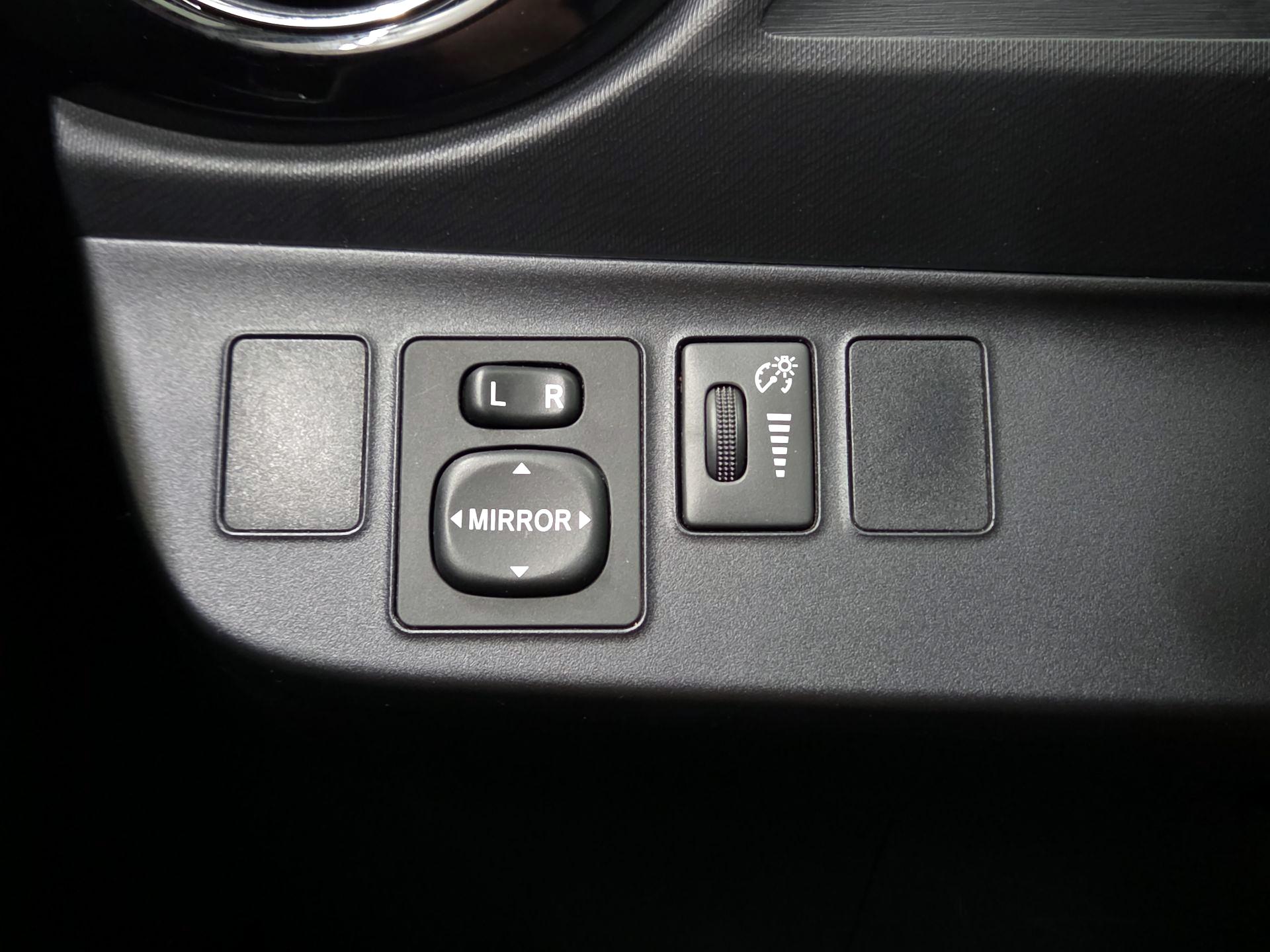 Thumbnail: 2015 Toyota Prius c - 13