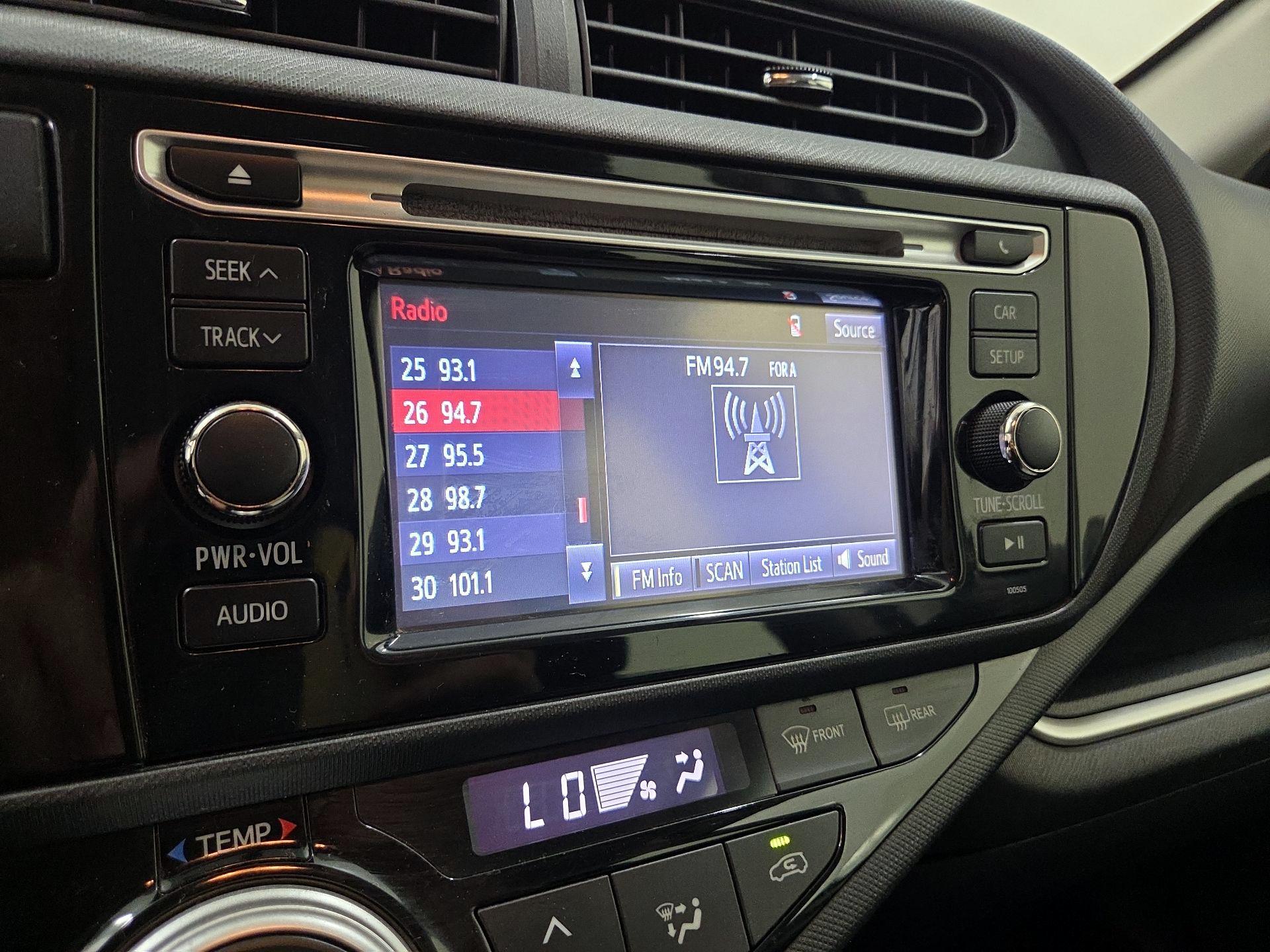 Thumbnail: 2015 Toyota Prius c - 14