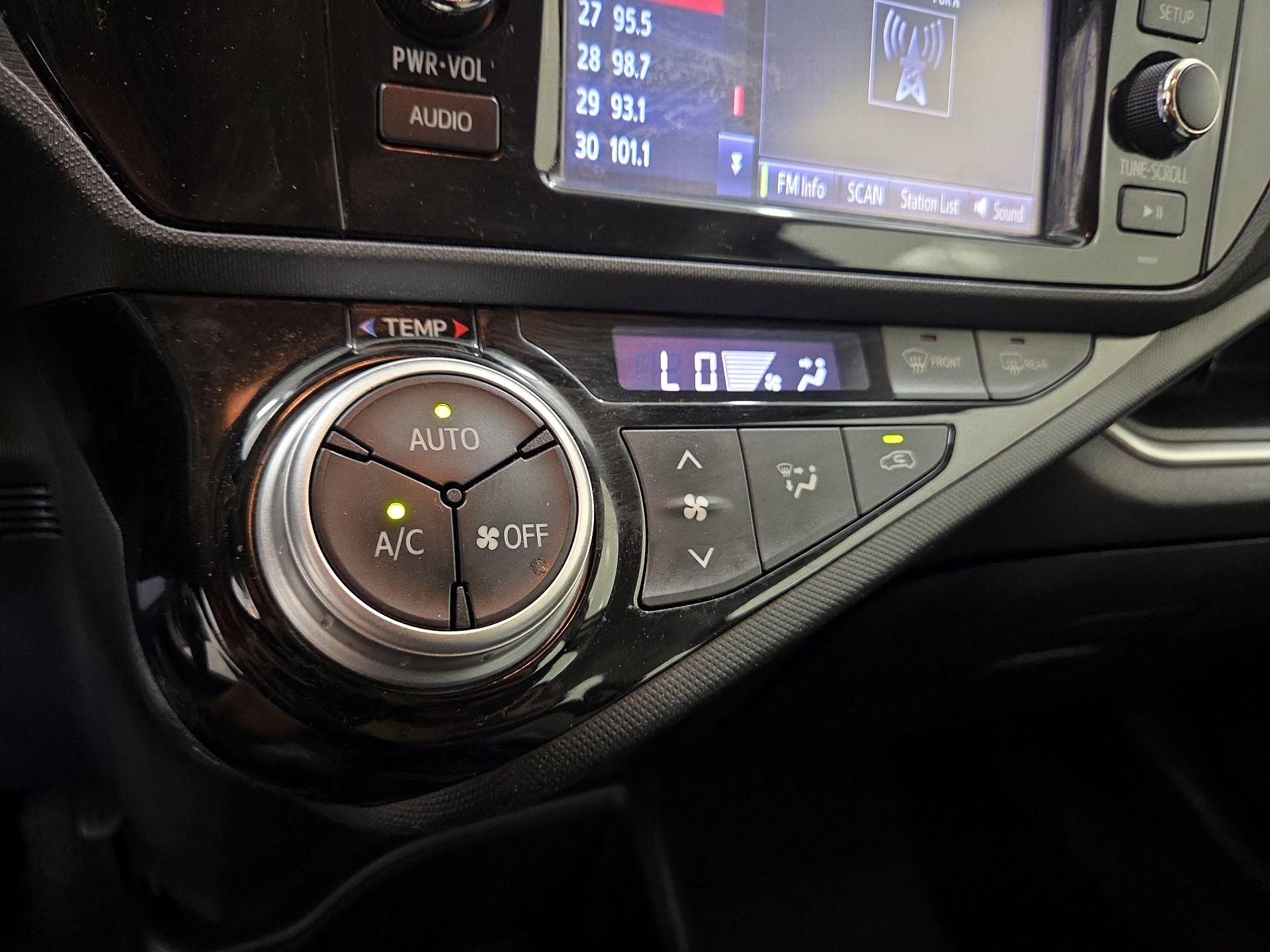 Thumbnail: 2015 Toyota Prius c - 15