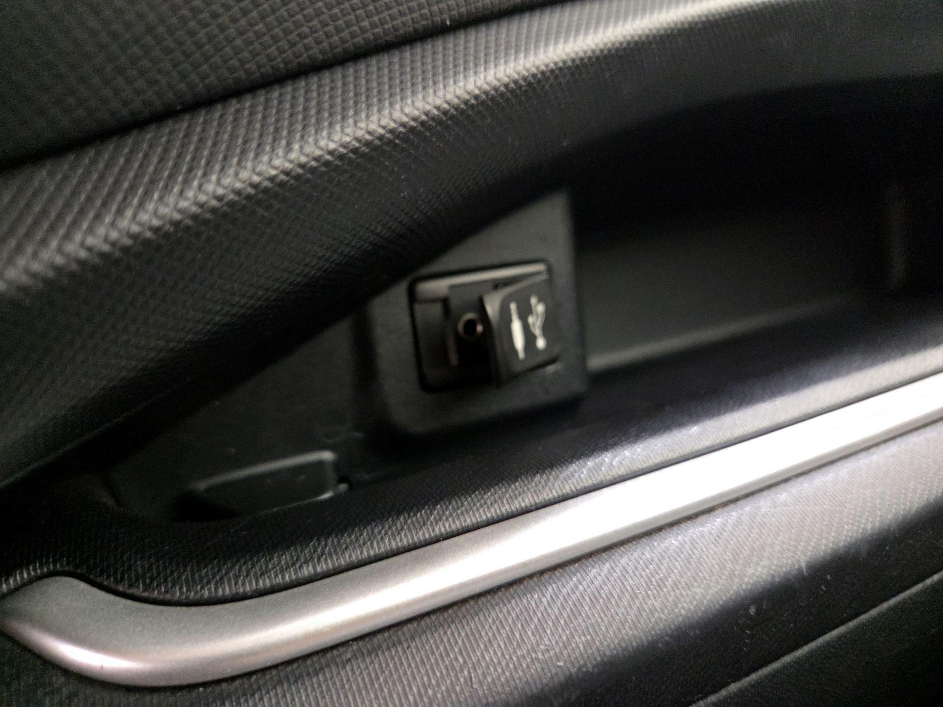 Thumbnail: 2015 Toyota Prius c - 17
