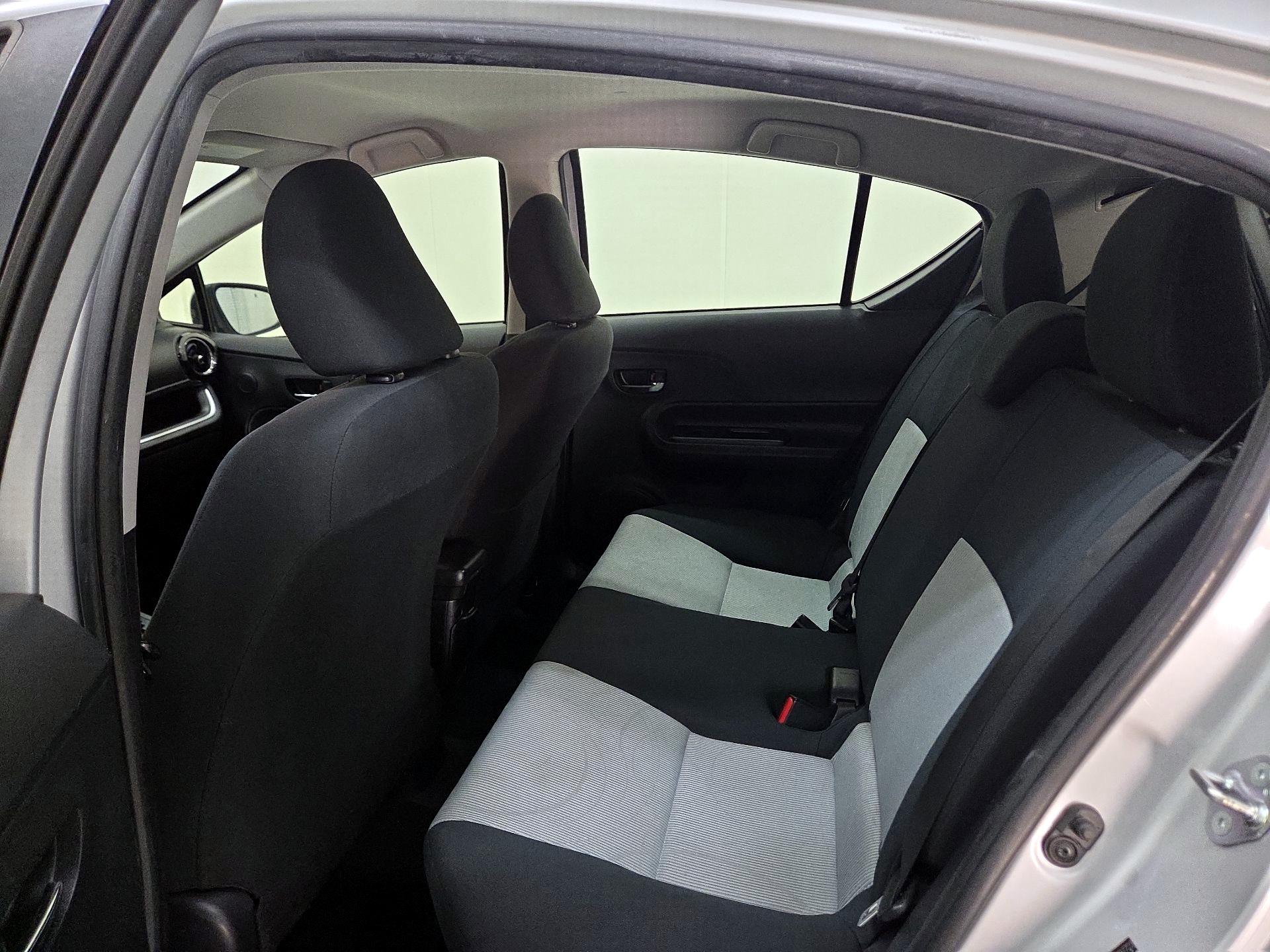 Thumbnail: 2015 Toyota Prius c - 18