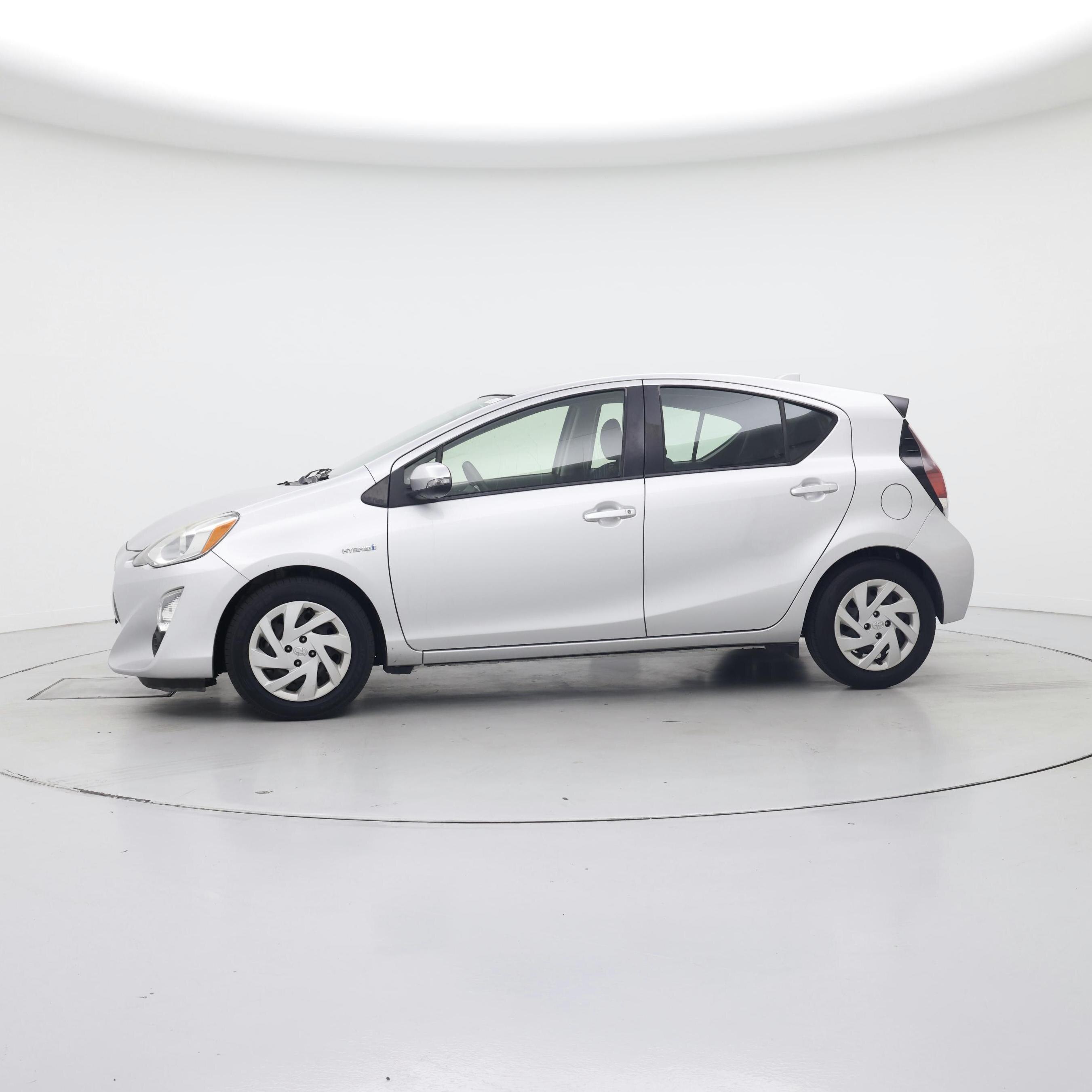 Thumbnail: 2015 Toyota Prius c - 3