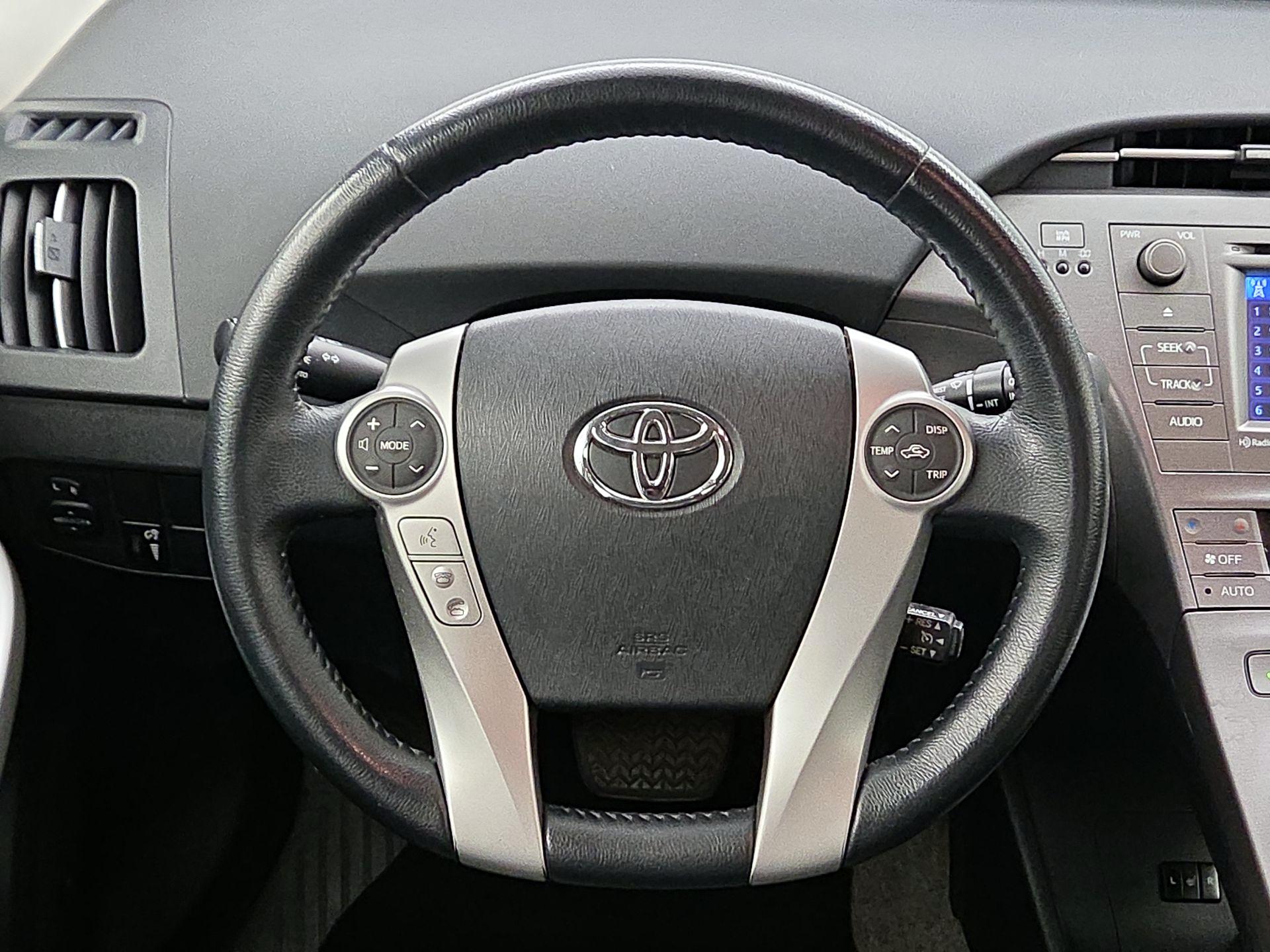 Thumbnail: 2014 Toyota Prius - 10