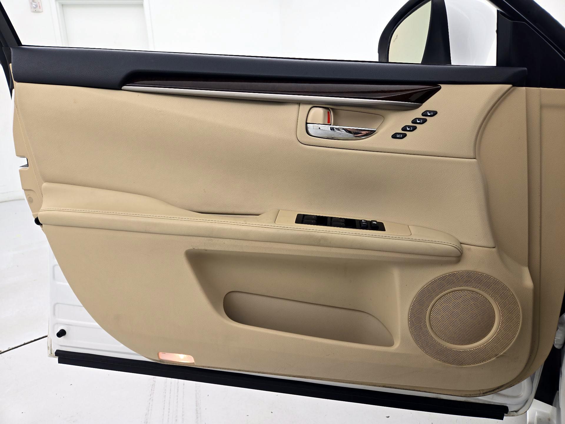 Thumbnail: 2015 Lexus ES - 12