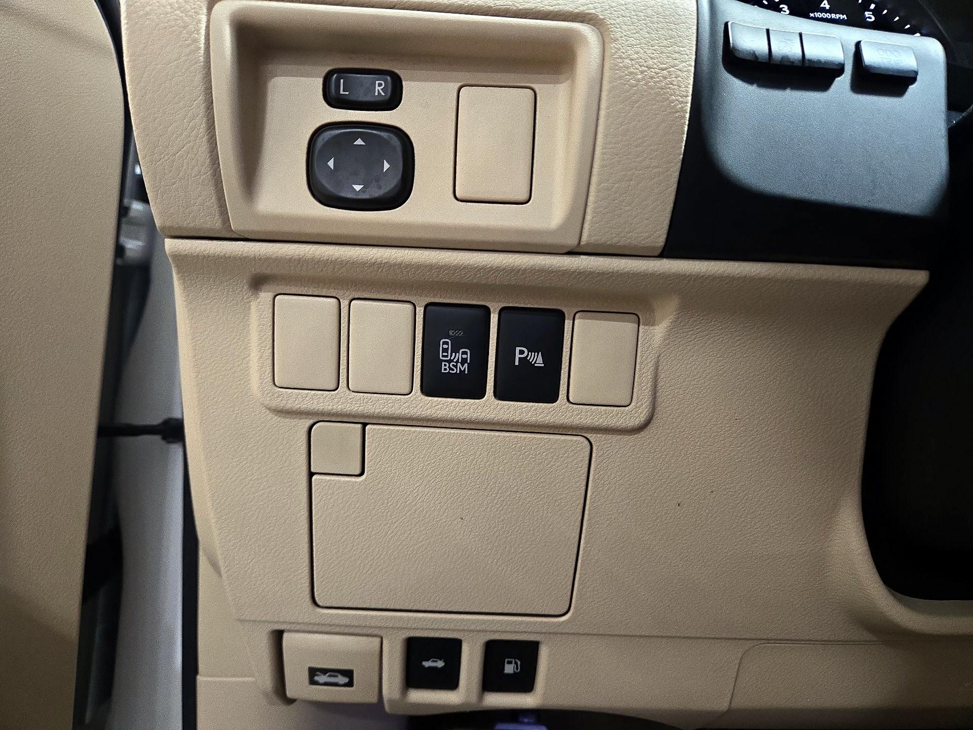 Thumbnail: 2015 Lexus ES - 13