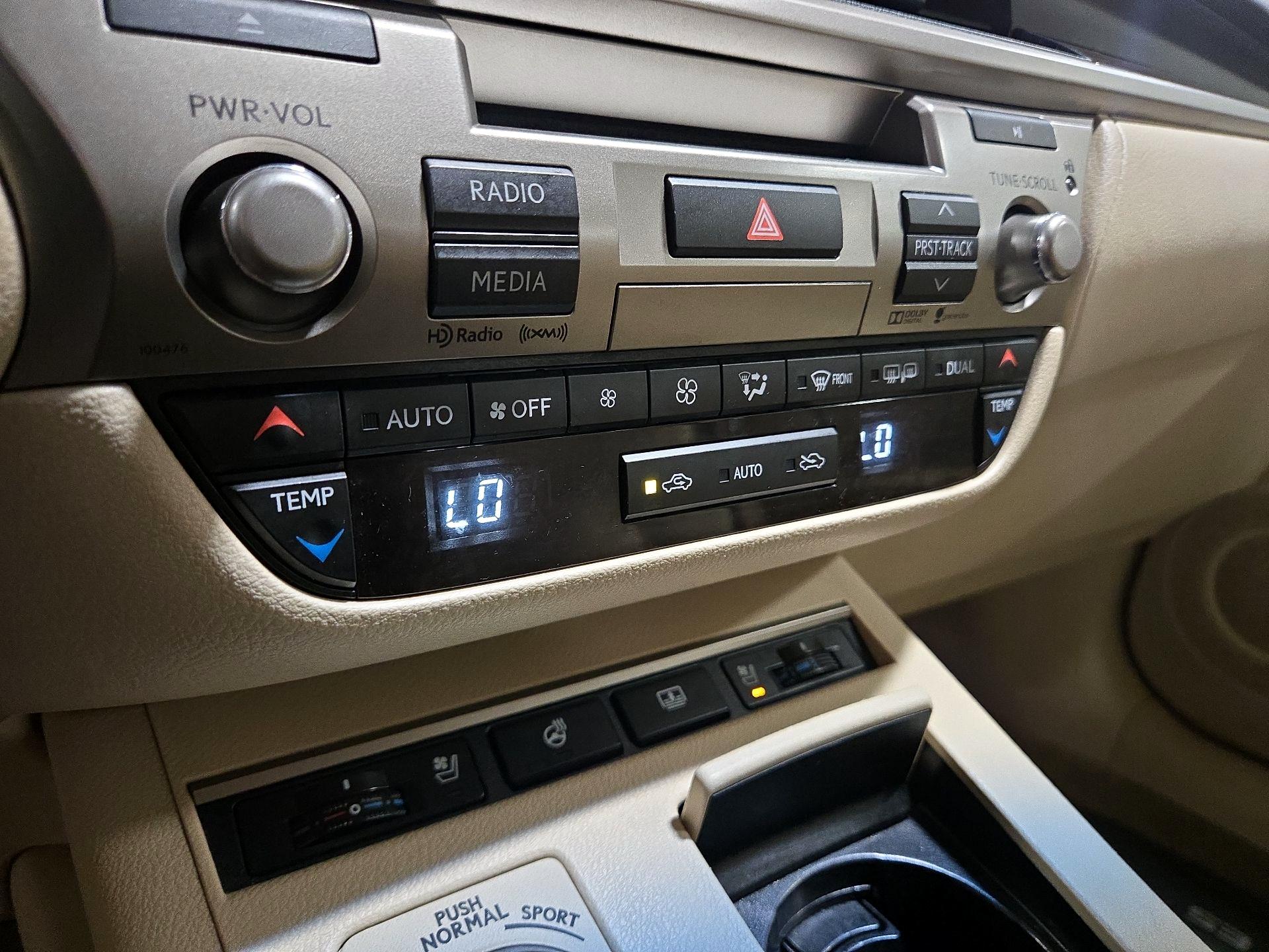 Thumbnail: 2015 Lexus ES - 17