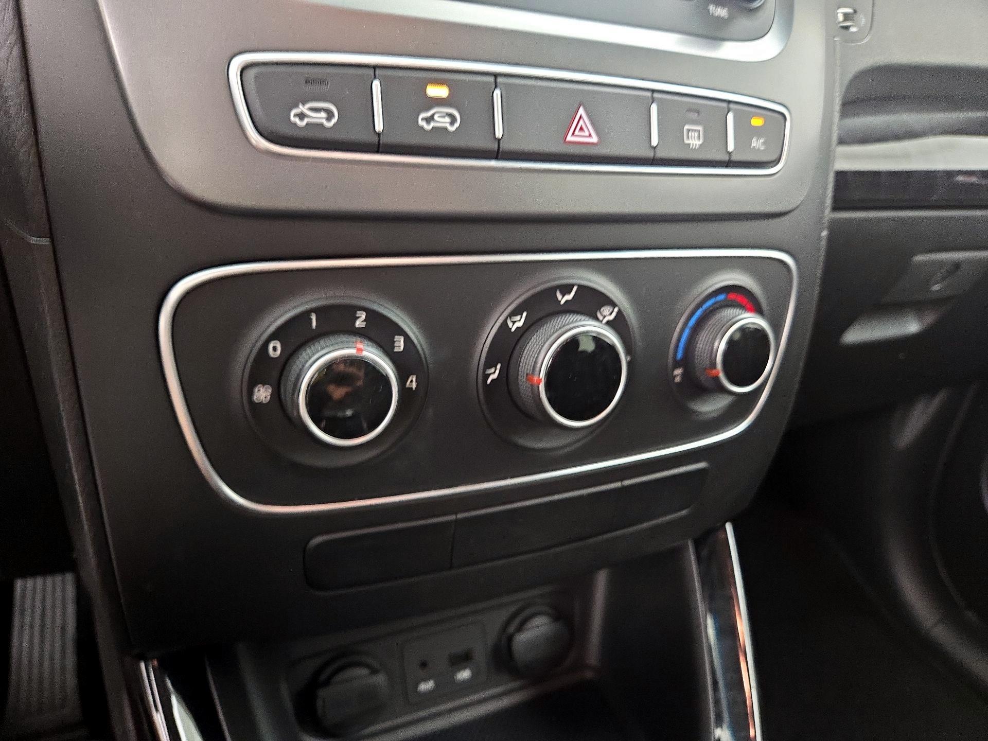 Thumbnail: 2015 Kia Sorento - 15