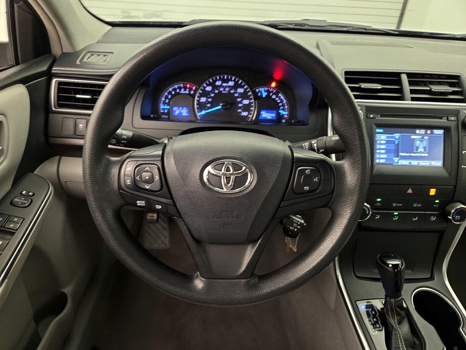 2015 Toyota Camry LE - Photo 11