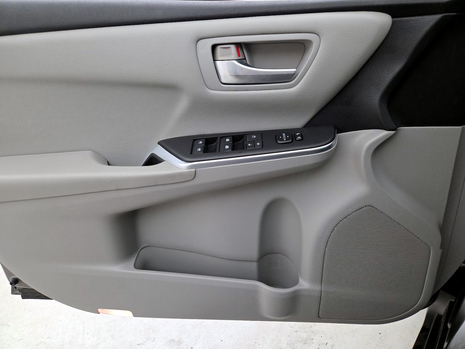 2015 Toyota Camry LE - Photo 13