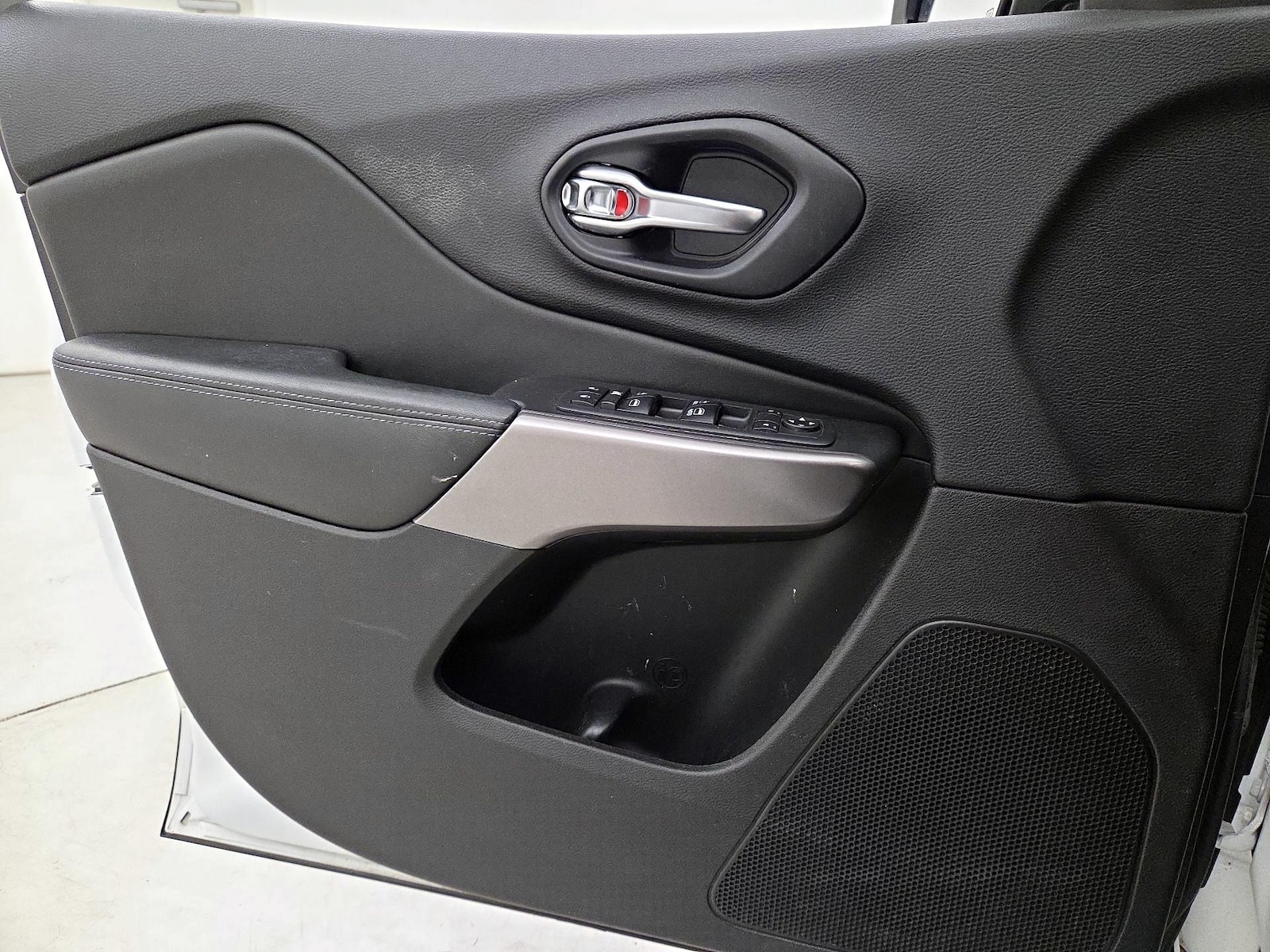 2019 Jeep Cherokee Latitude Plus - Photo 13