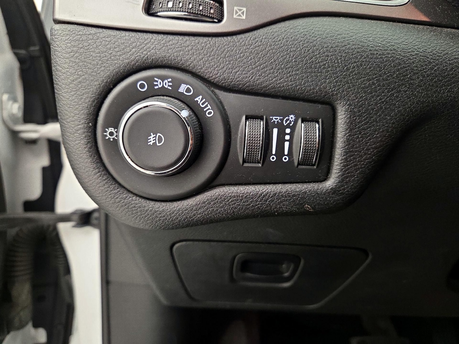2019 Jeep Cherokee Latitude Plus - Photo 14