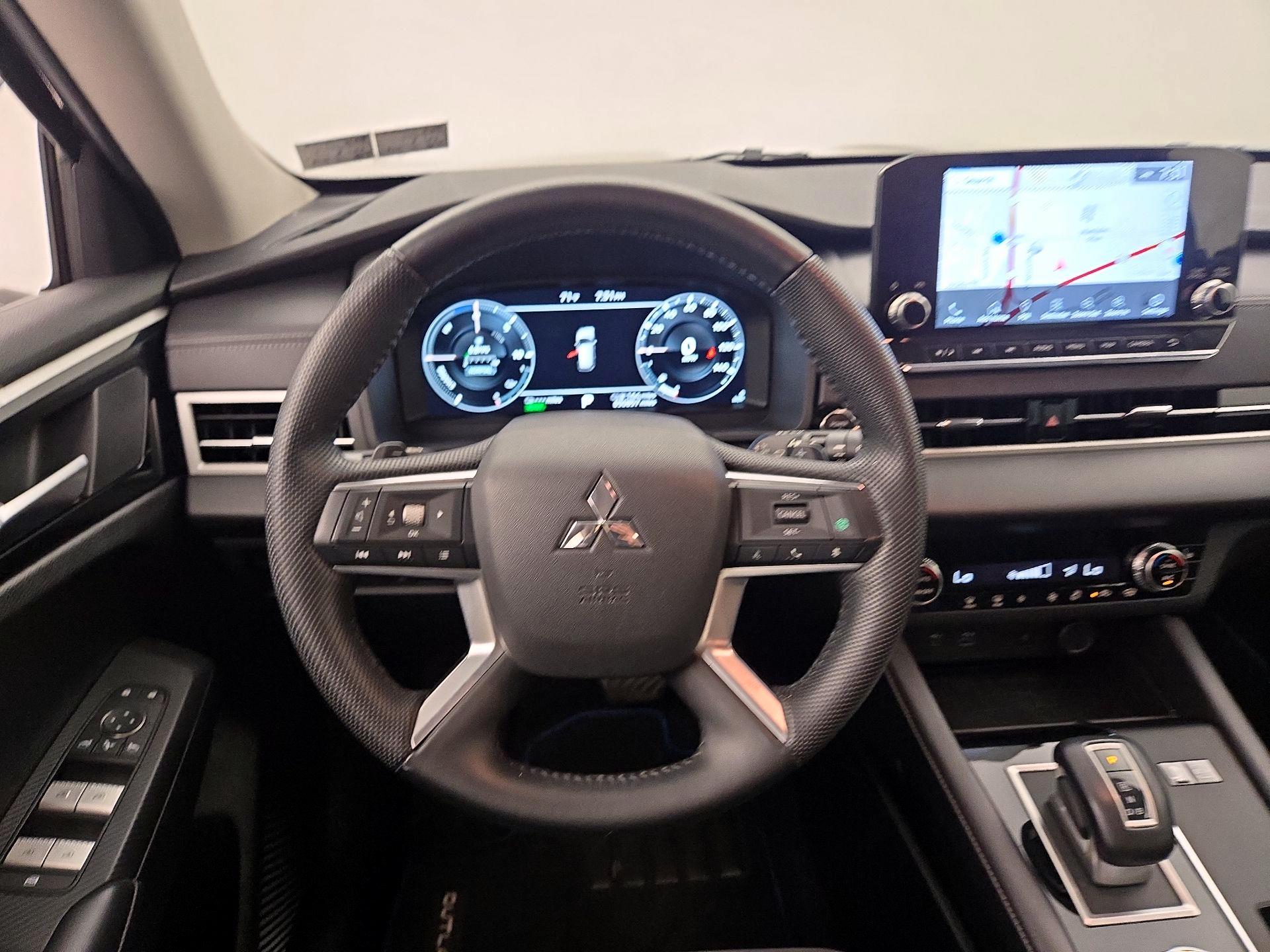 Thumbnail: 2023 Mitsubishi Outlander - 10