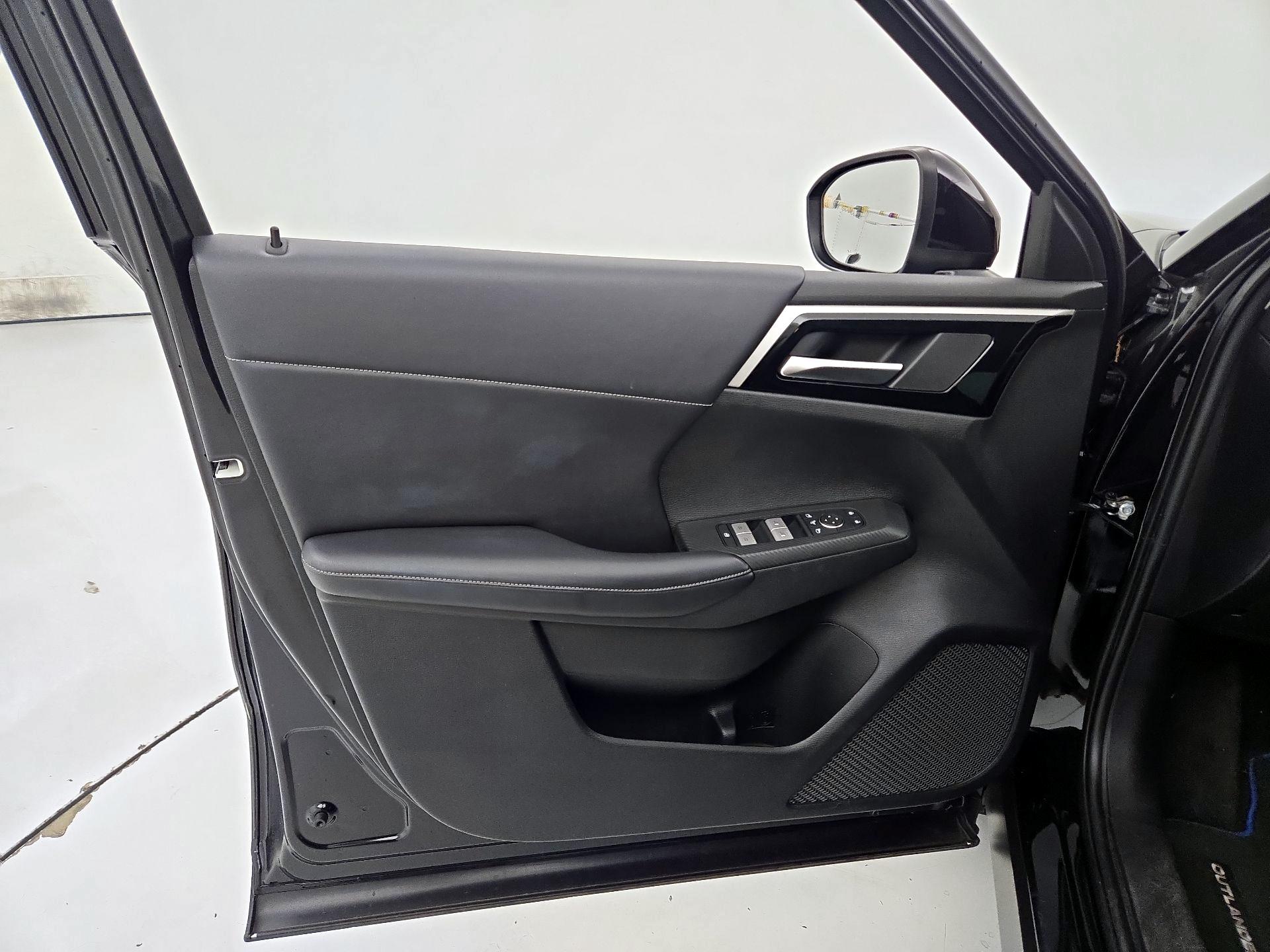 Thumbnail: 2023 Mitsubishi Outlander - 12
