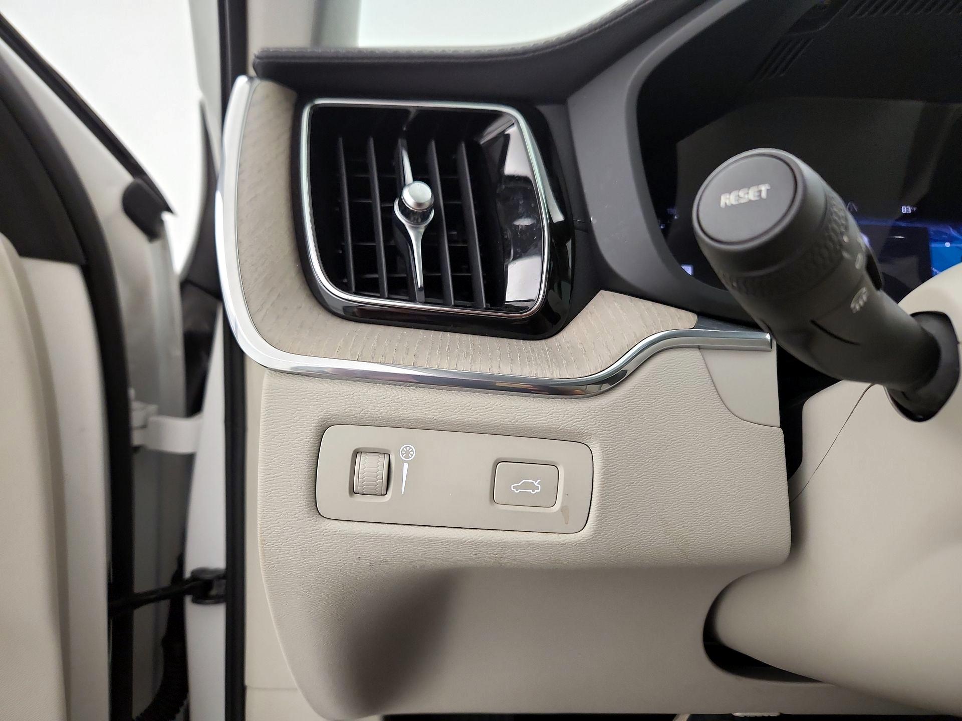Thumbnail: 2022 Volvo XC60 - 13