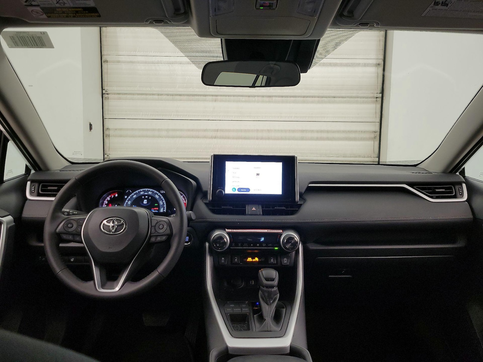2025 Toyota RAV4 XLE - Photo 10