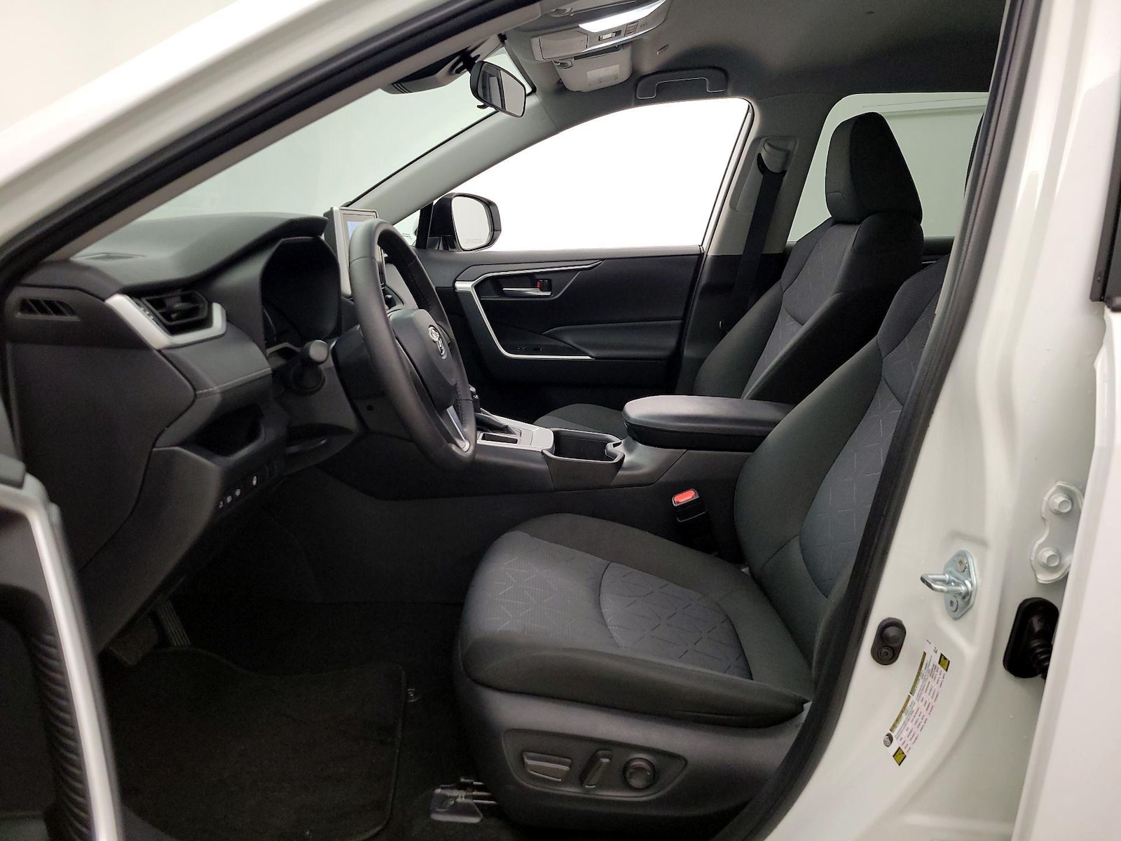 2025 Toyota RAV4 XLE - Photo 12