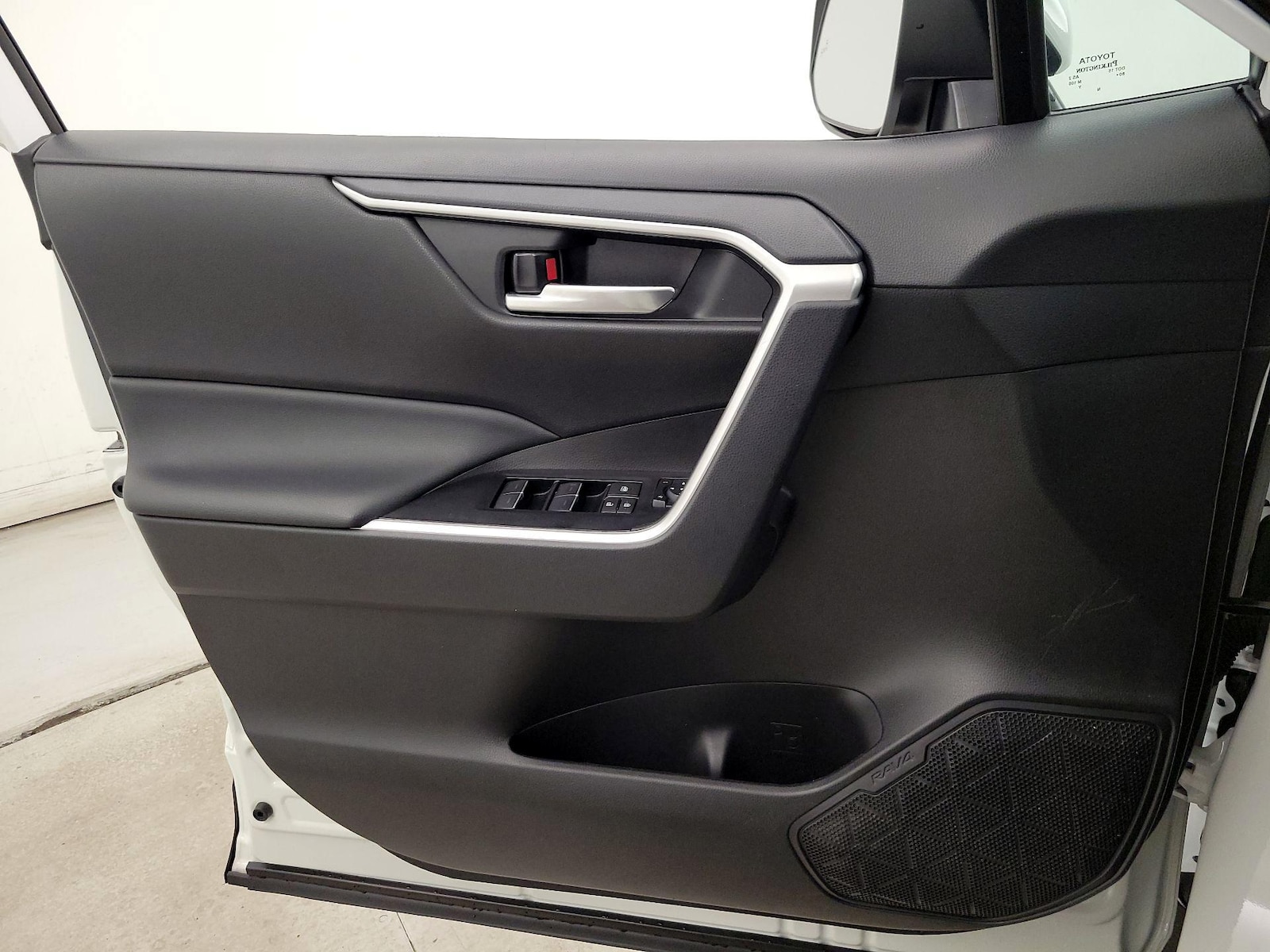 2025 Toyota RAV4 XLE - Photo 13