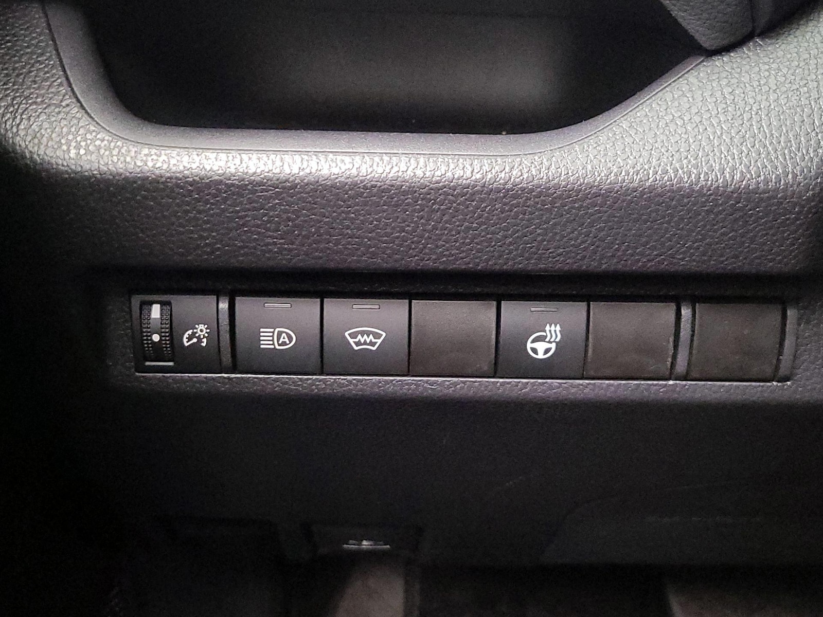 2025 Toyota RAV4 XLE - Photo 14