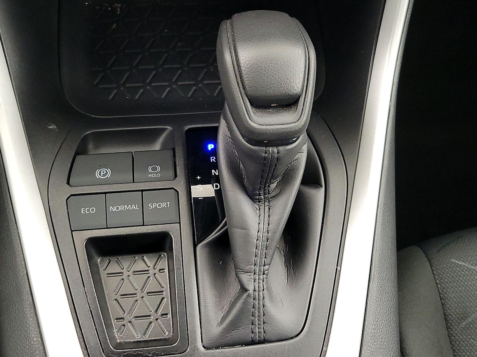 2025 Toyota RAV4 XLE - Photo 18