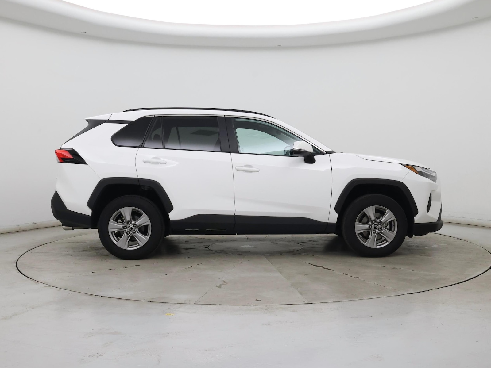 2025 Toyota RAV4 XLE - Photo 8