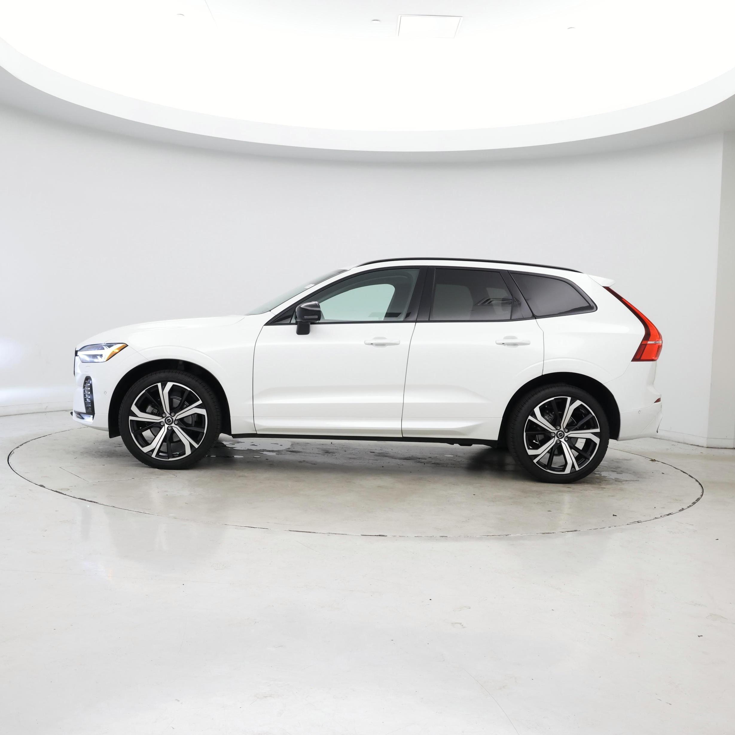 Thumbnail: 2023 Volvo XC60 - 3