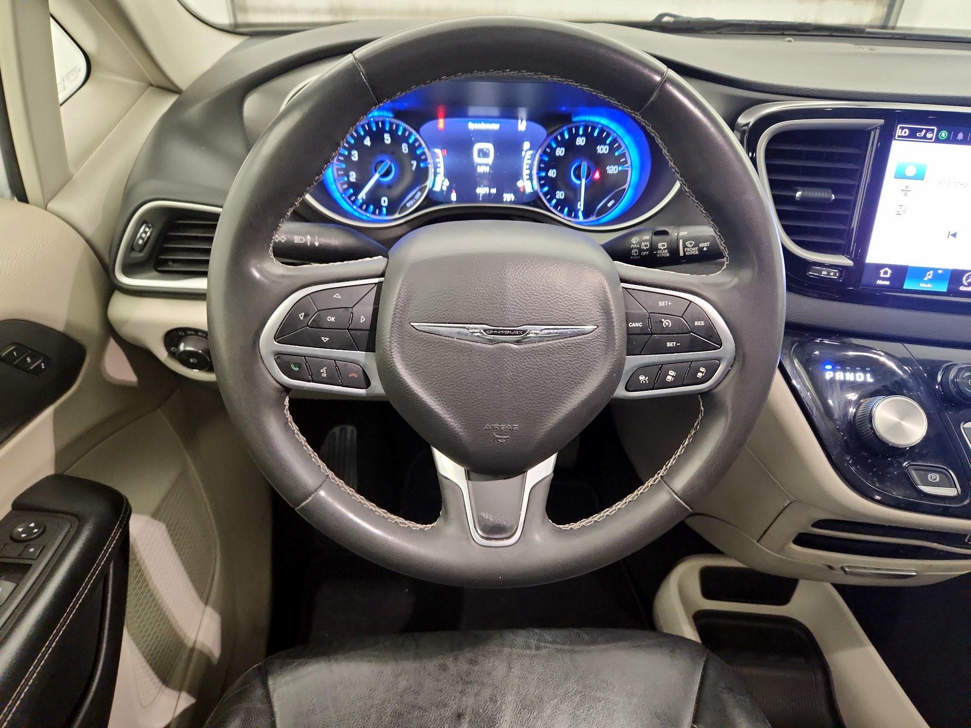 Thumbnail: 2022 Chrysler Pacifica - 10