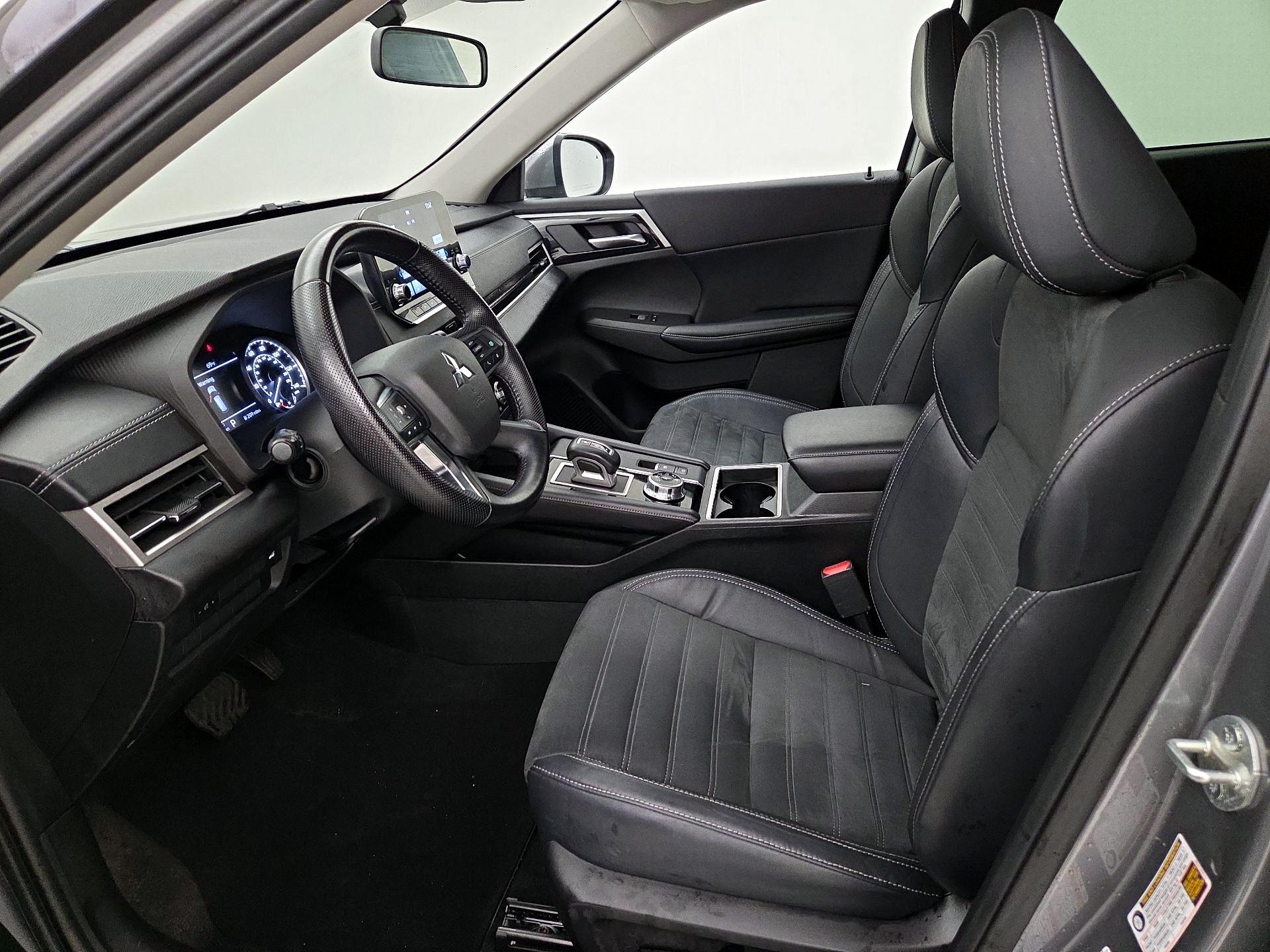 Thumbnail: 2022 Mitsubishi Outlander - 11