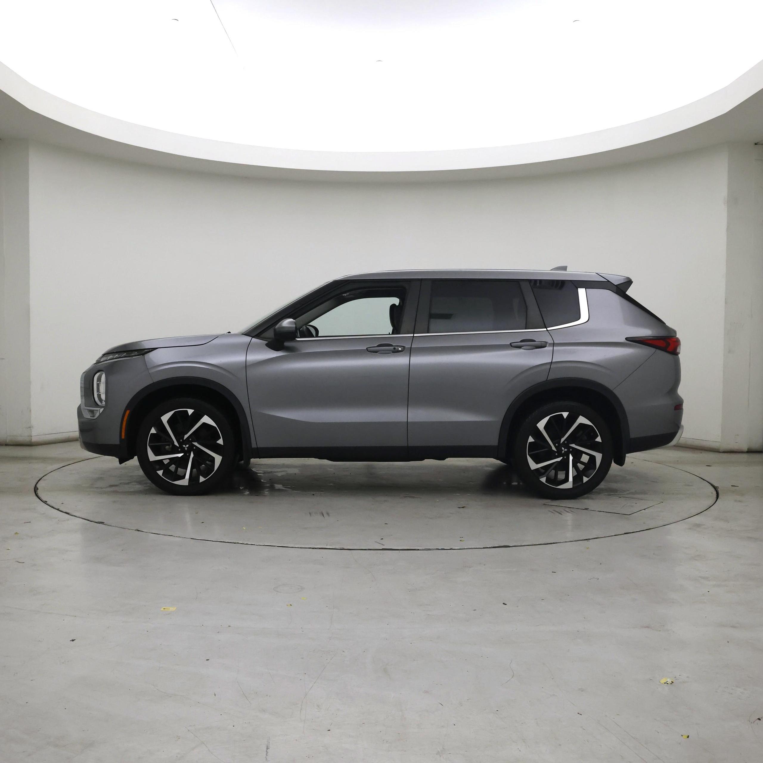 Thumbnail: 2022 Mitsubishi Outlander - 3