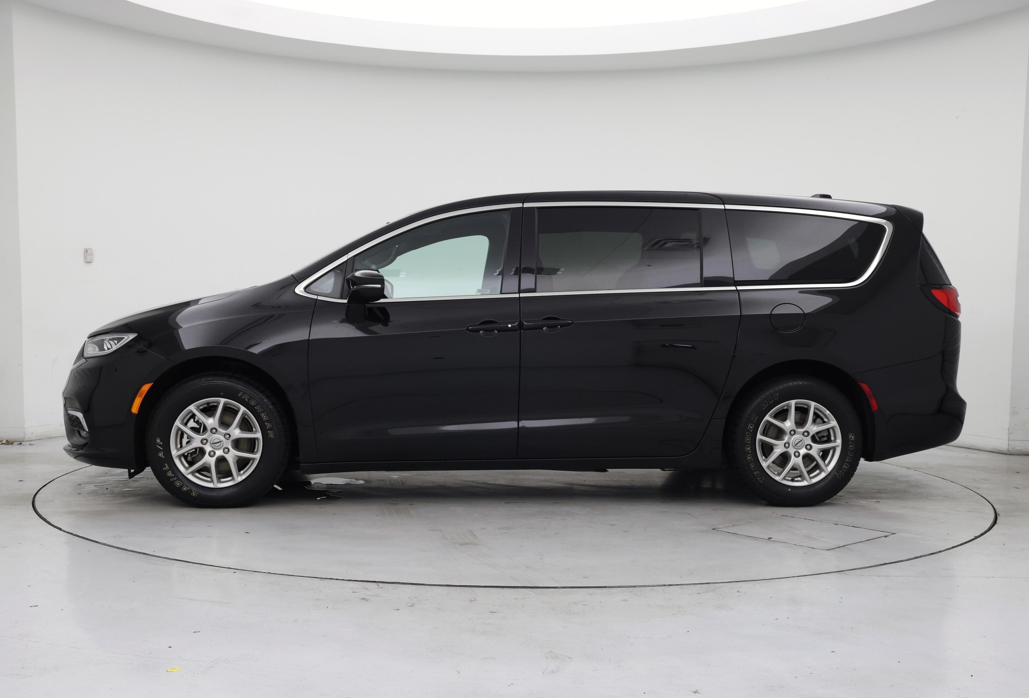 Thumbnail: 2025 Chrysler Pacifica - 3