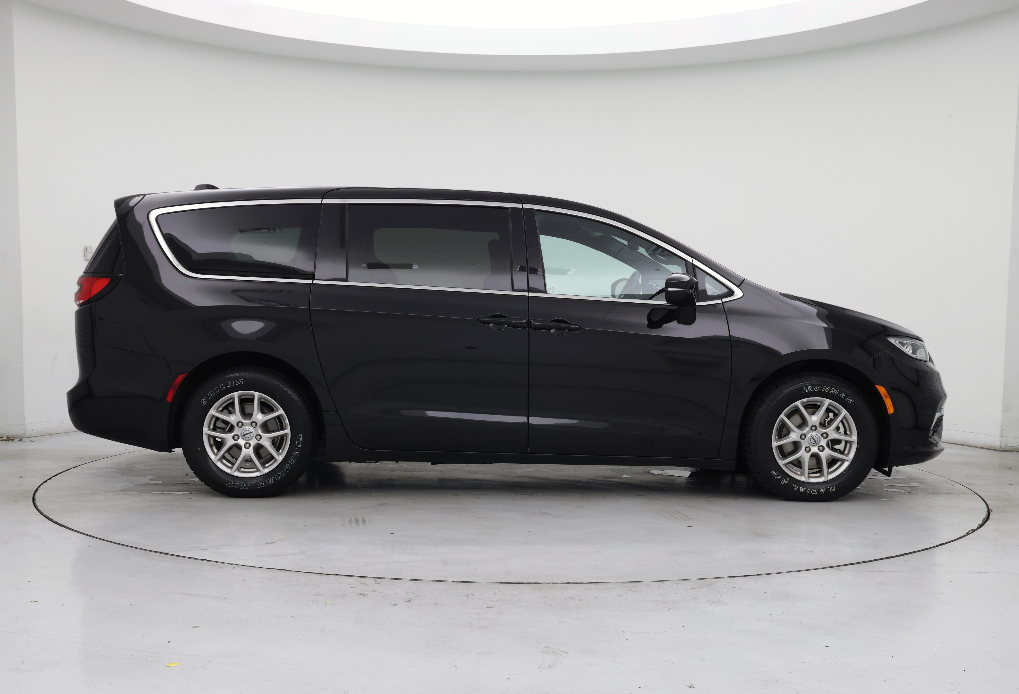Thumbnail: 2025 Chrysler Pacifica - 7