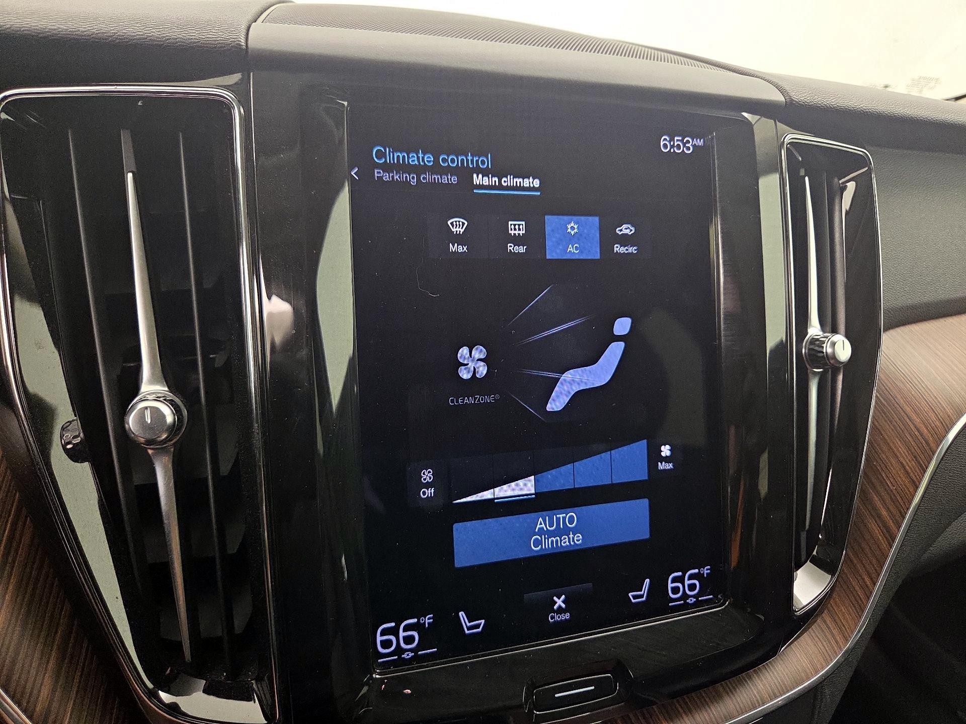 Thumbnail: 2021 Volvo XC60 - 17