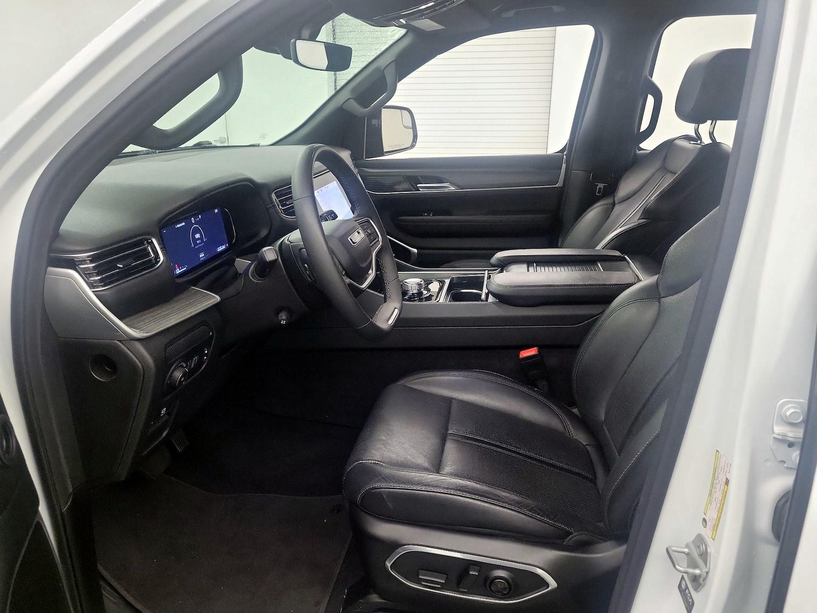 2024 Jeep Wagoneer L Series II - Photo 10