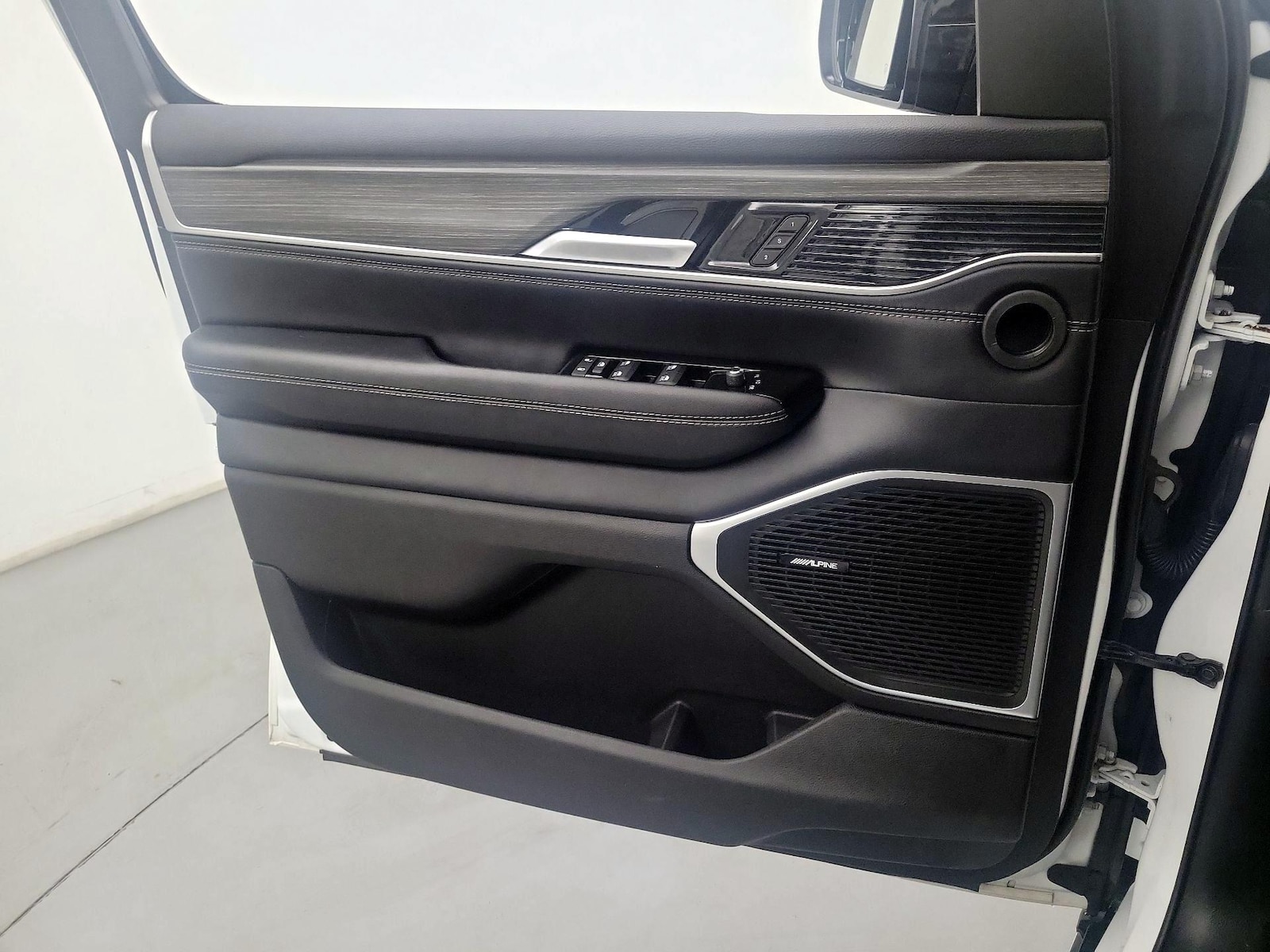2024 Jeep Wagoneer L Series II - Photo 11