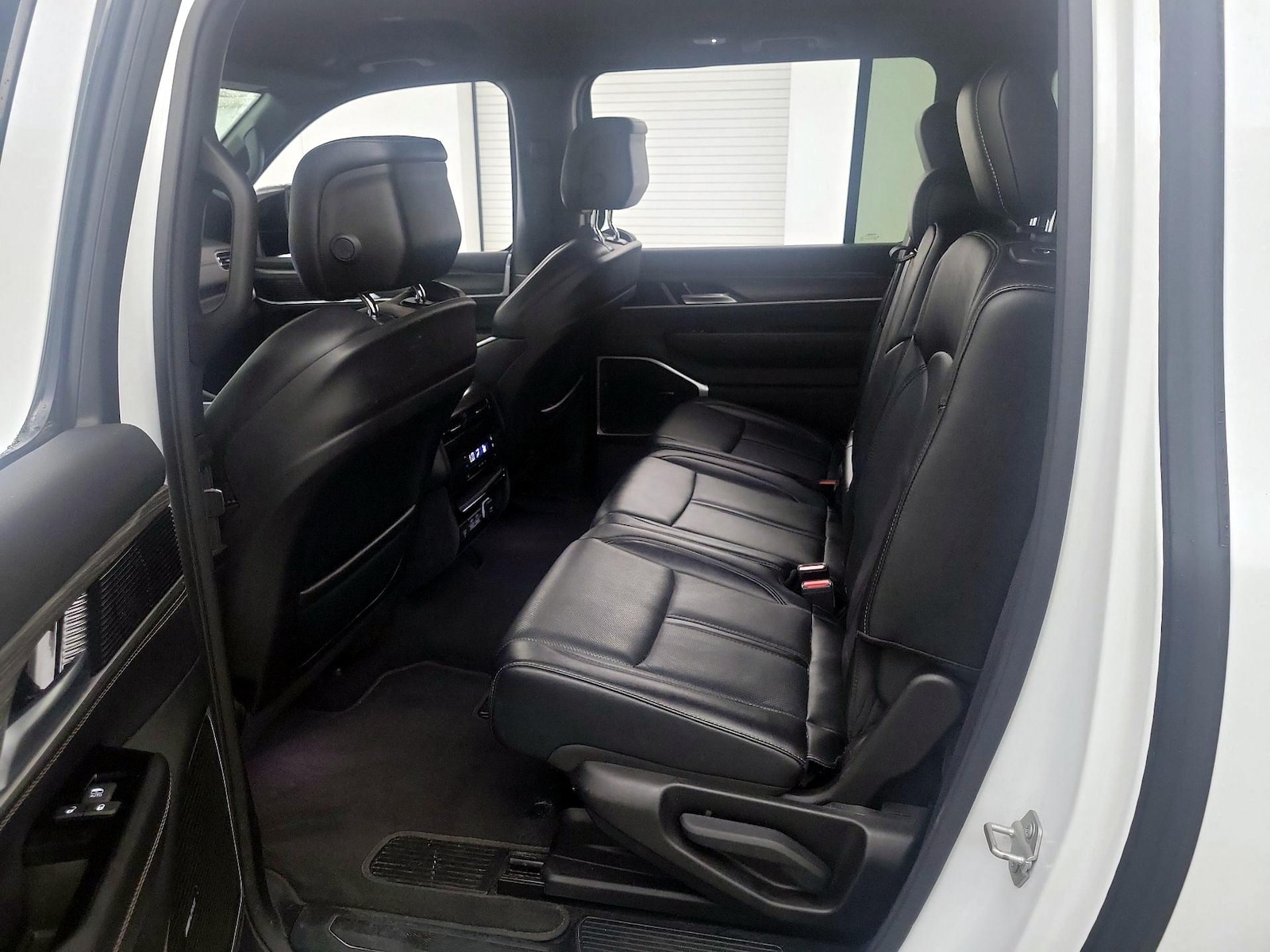 2024 Jeep Wagoneer L Series II - Photo 19