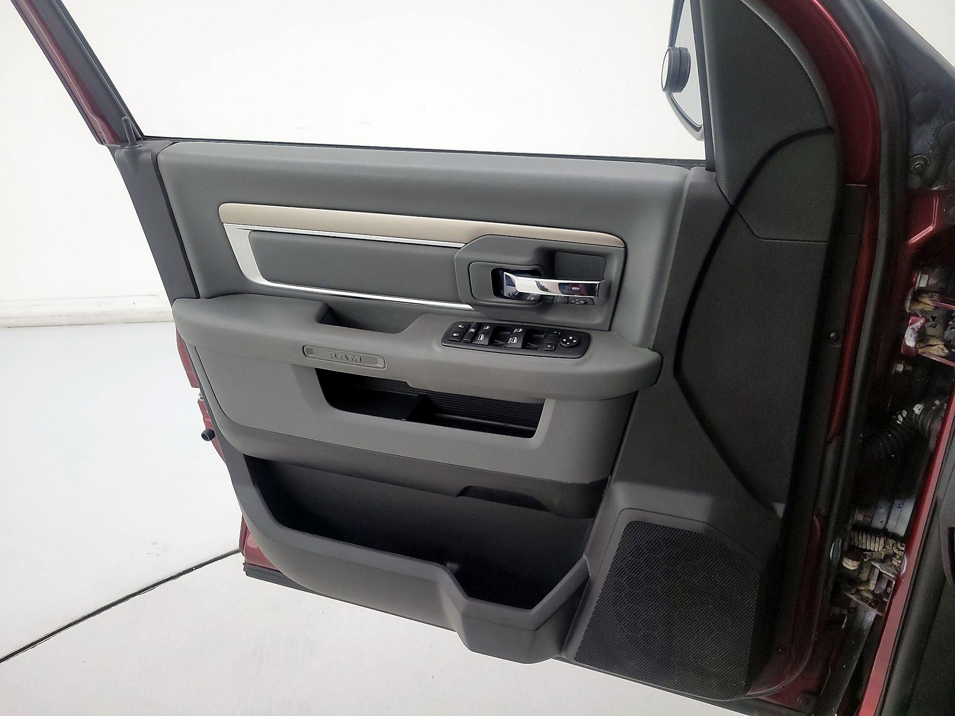 Thumbnail: 2020 RAM 1500 Classic - 12