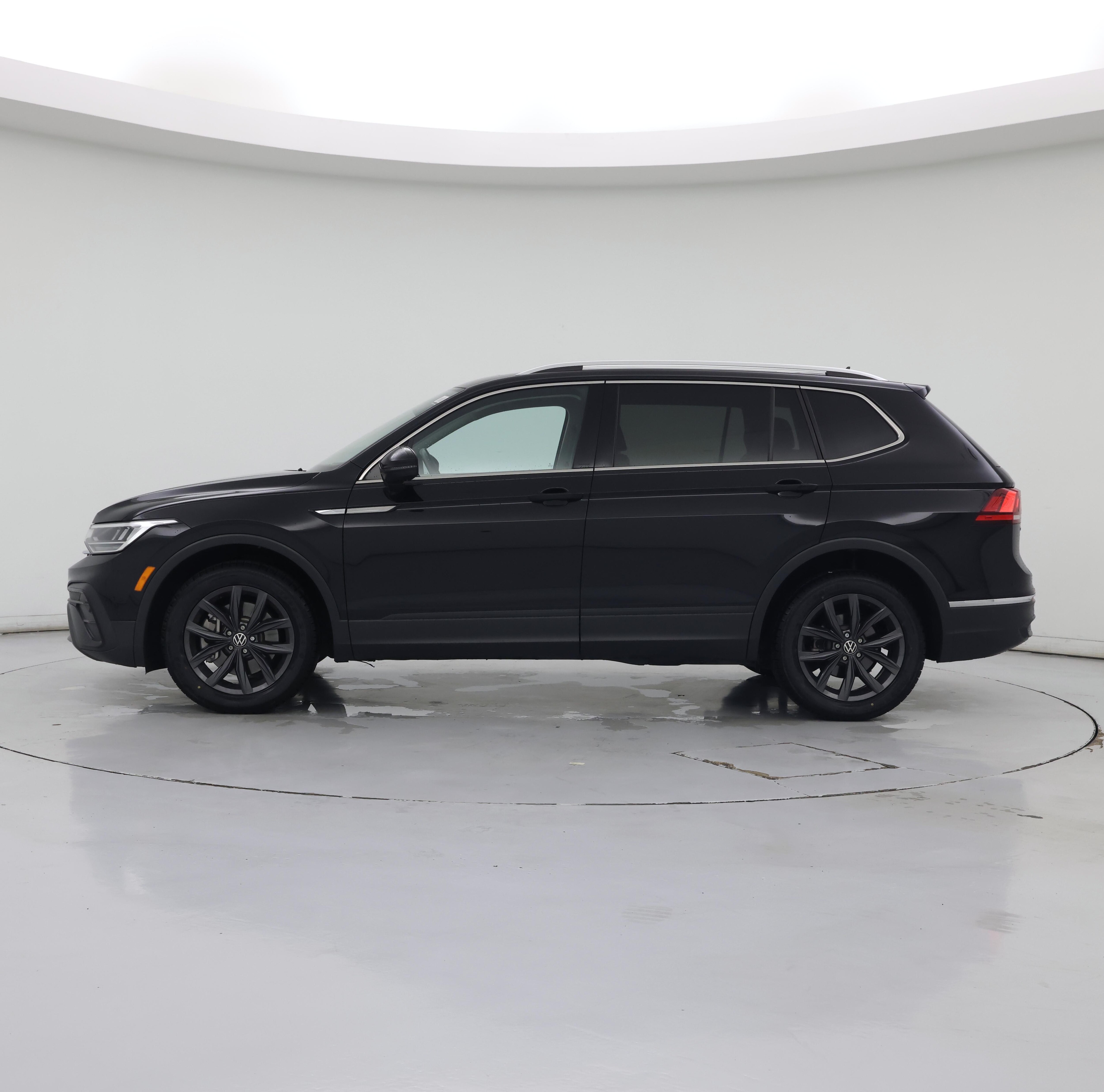 Thumbnail: 2022 Volkswagen Tiguan - 3